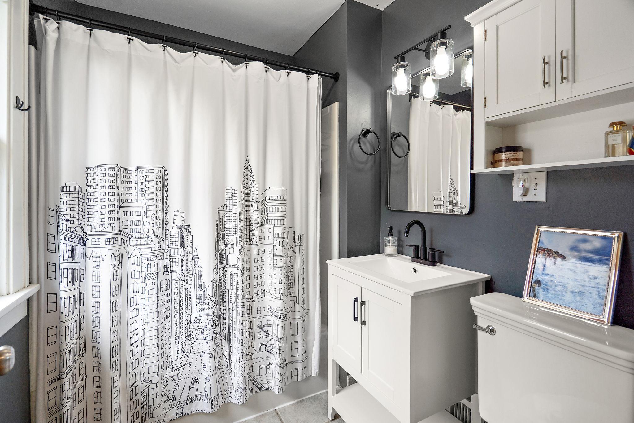 Upper full bathroom