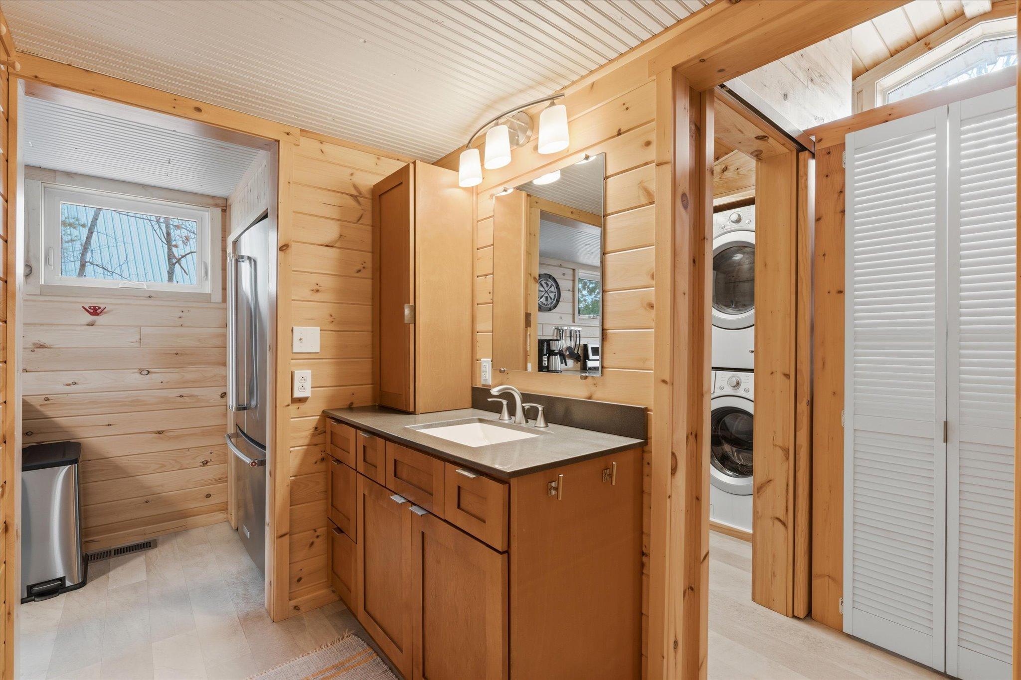 Cabin 1 - vanity