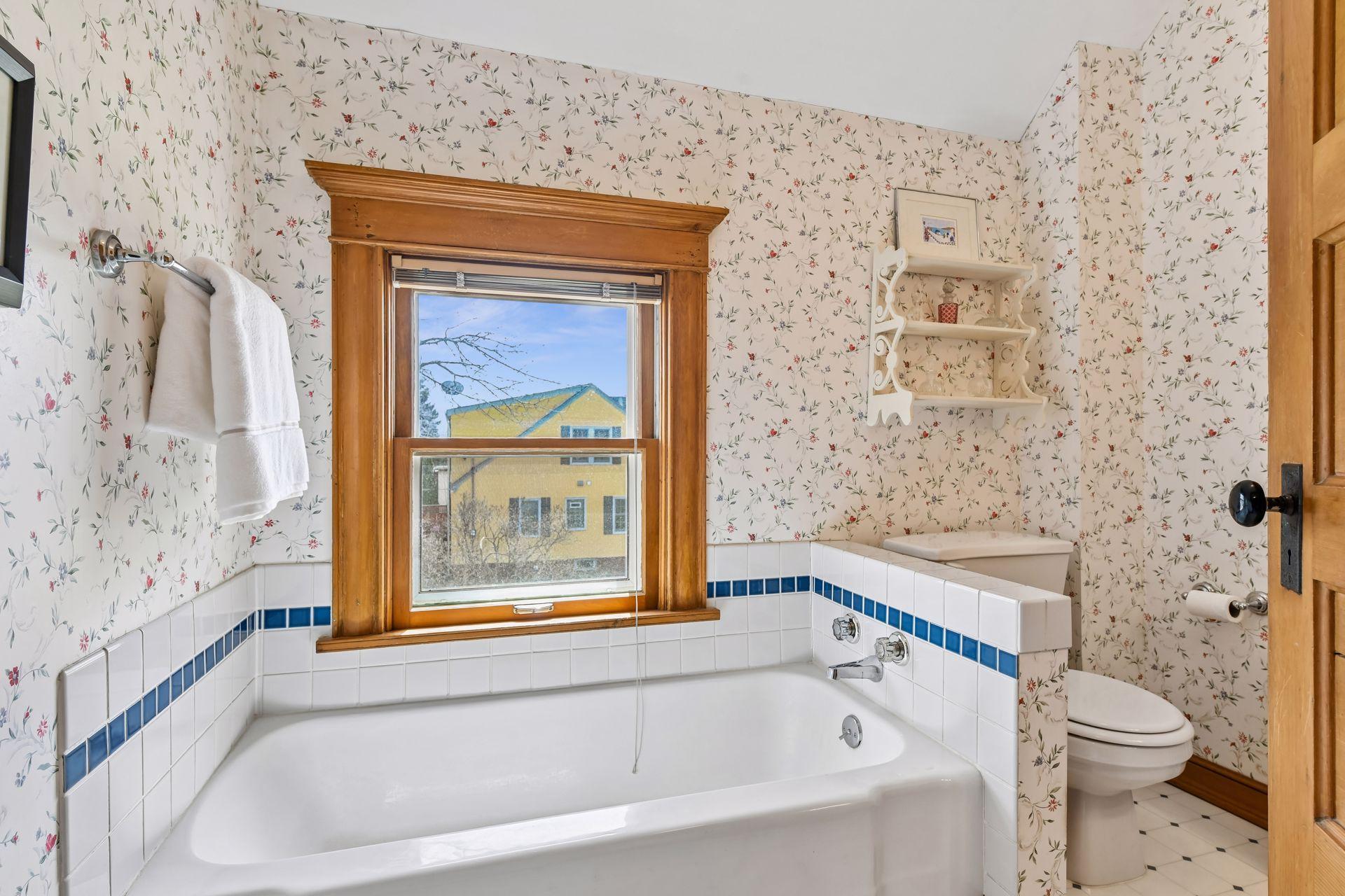 Full bath on the upper level.