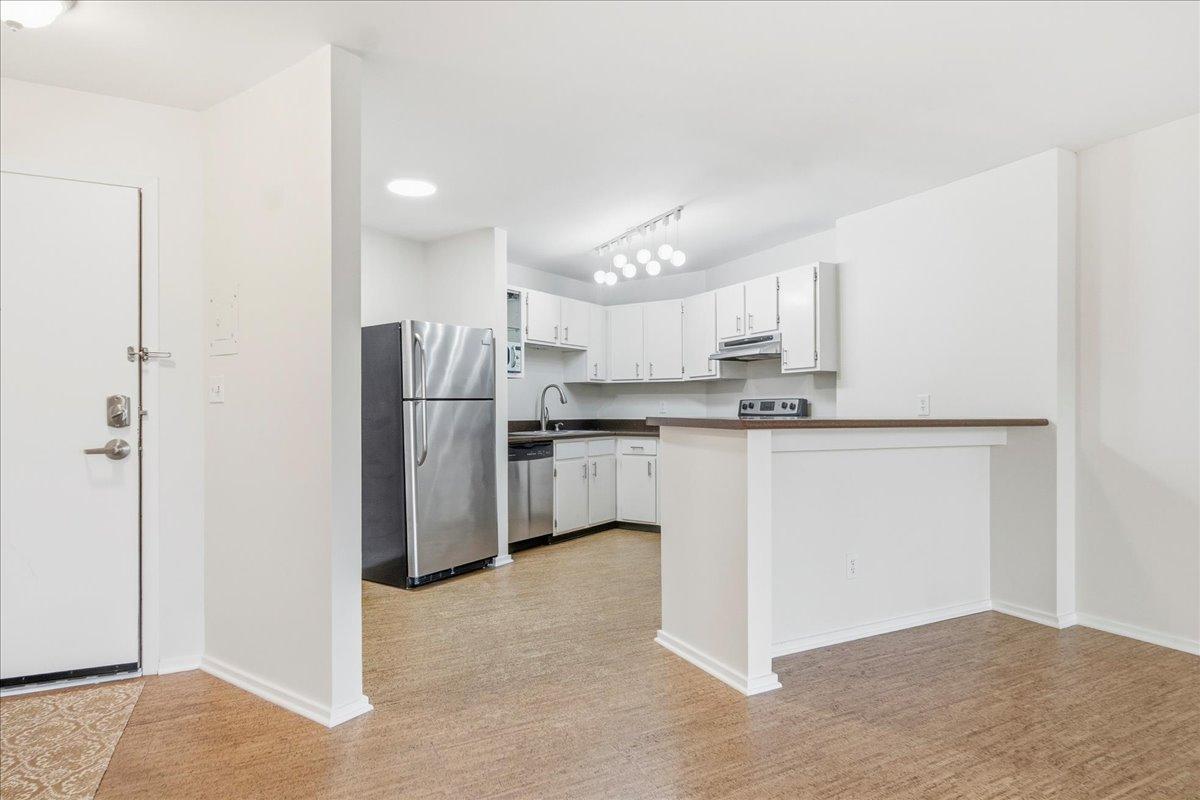 White and Bright Kitchen with SS Applicanes