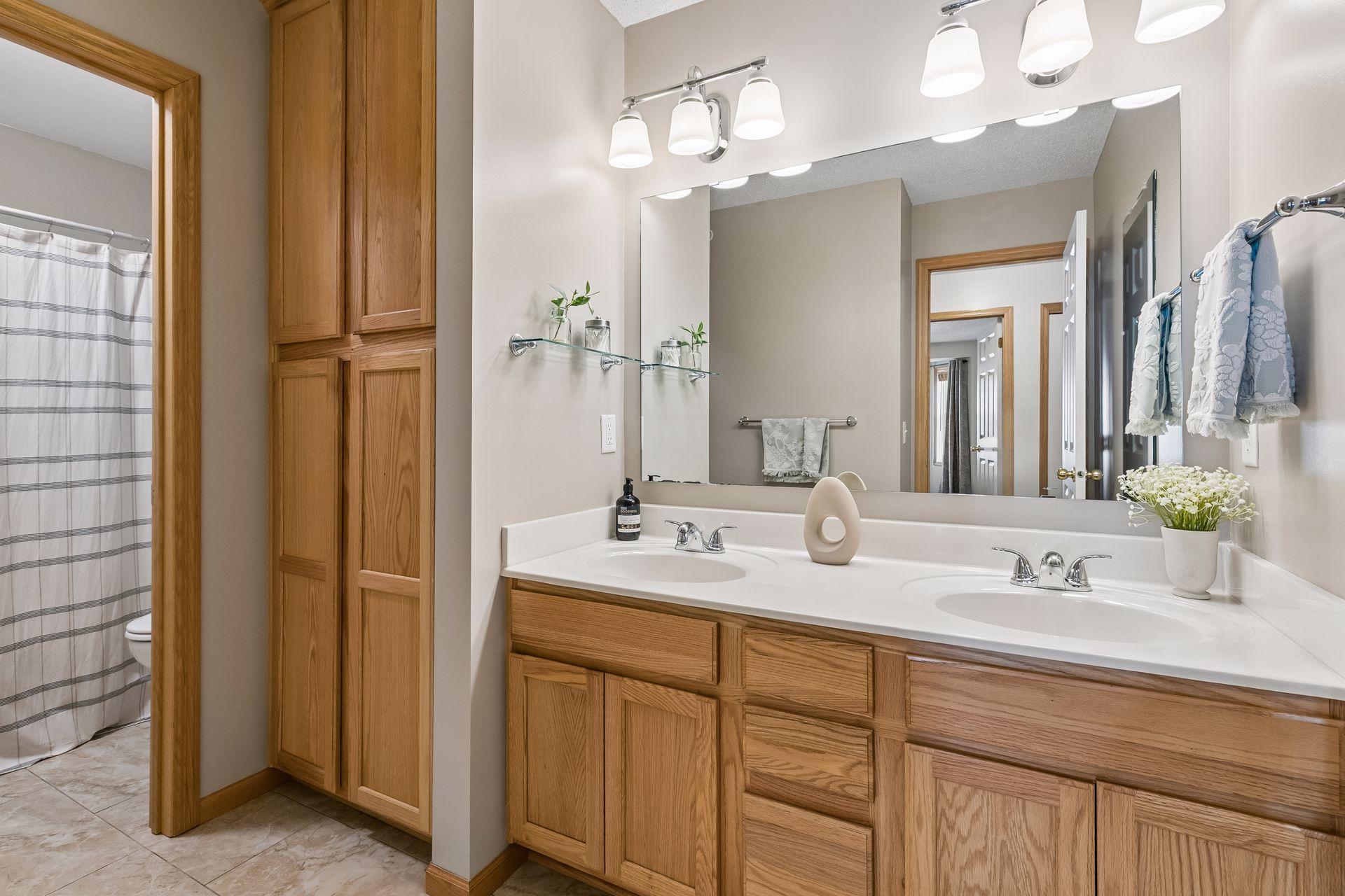 Spacious full bathroom adjacent to the two upper-level bedrooms.