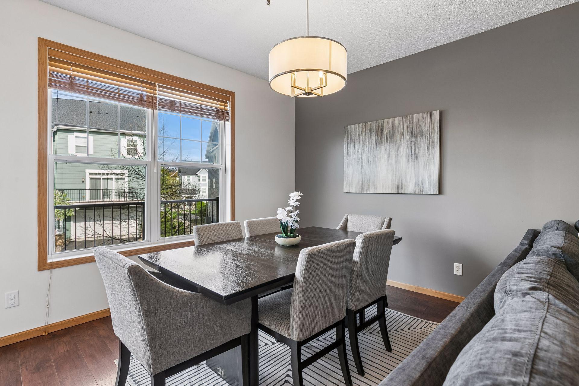 Nice sized dining space - ample space for entertaining guests!