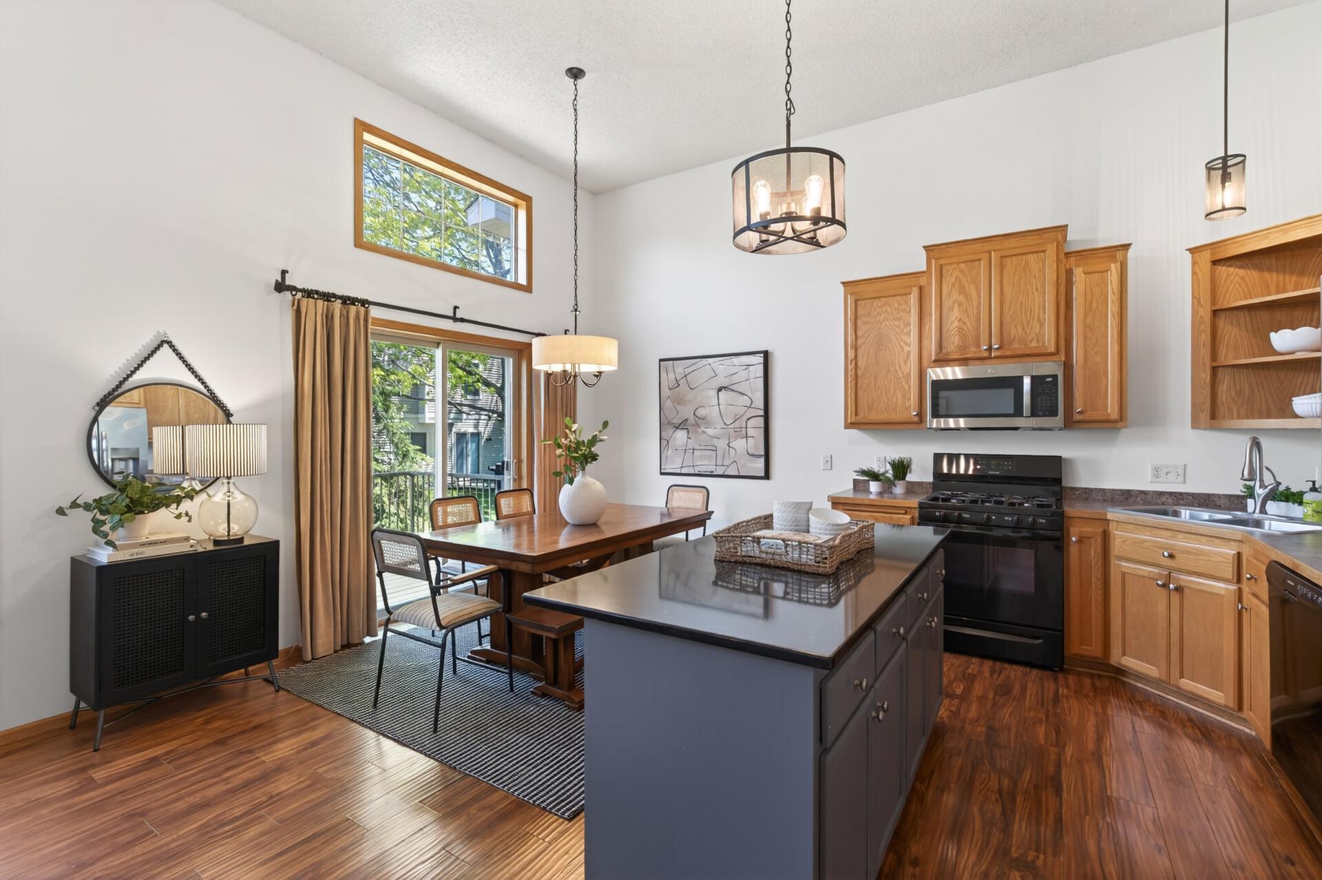 10_8405_Cedarview_Cir10_mls.jpg