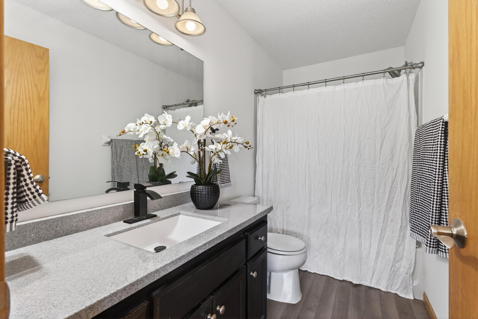 18_8405_Cedarview_Cir18_mls.jpg