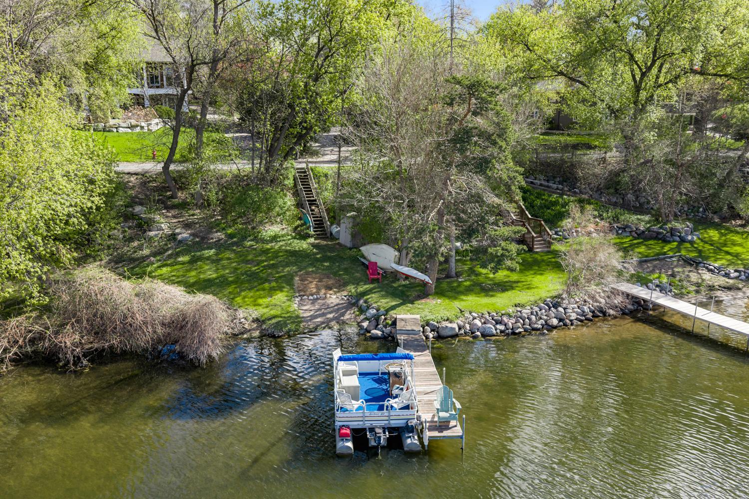 Lake lot on Pleasant View is short walk or golf cart accessible