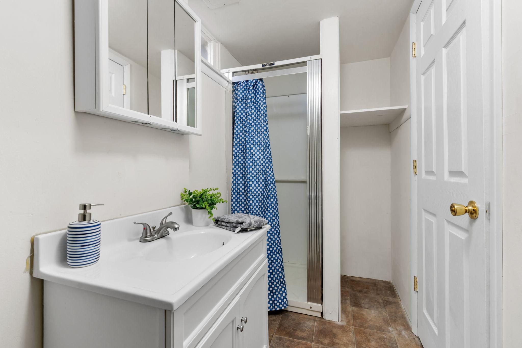 Lower level 3/4 bath!