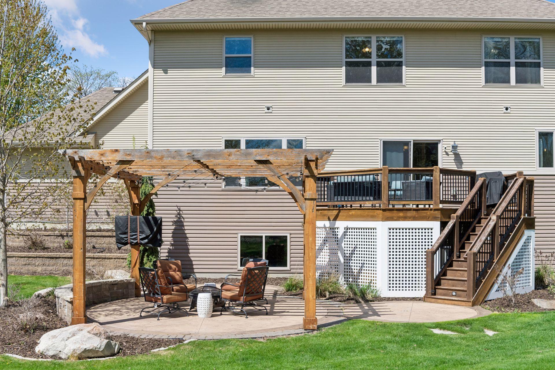 The sellers are leaving the outdoor TV attached to the pergola.