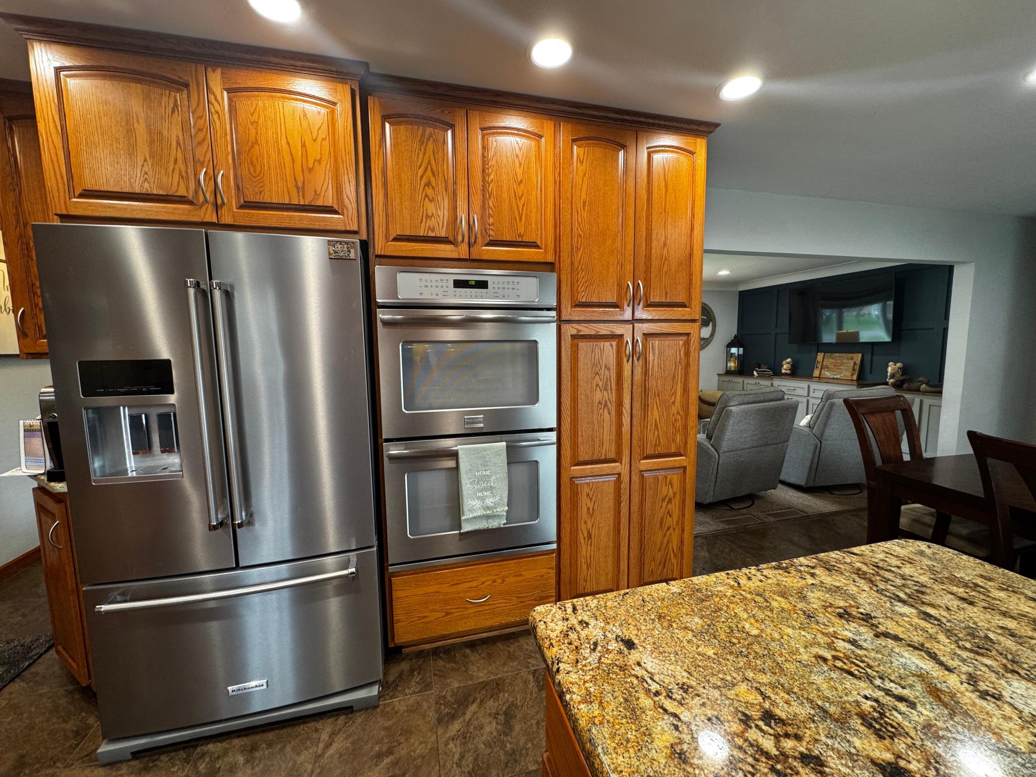 Stainless steel appliances and a double oven!