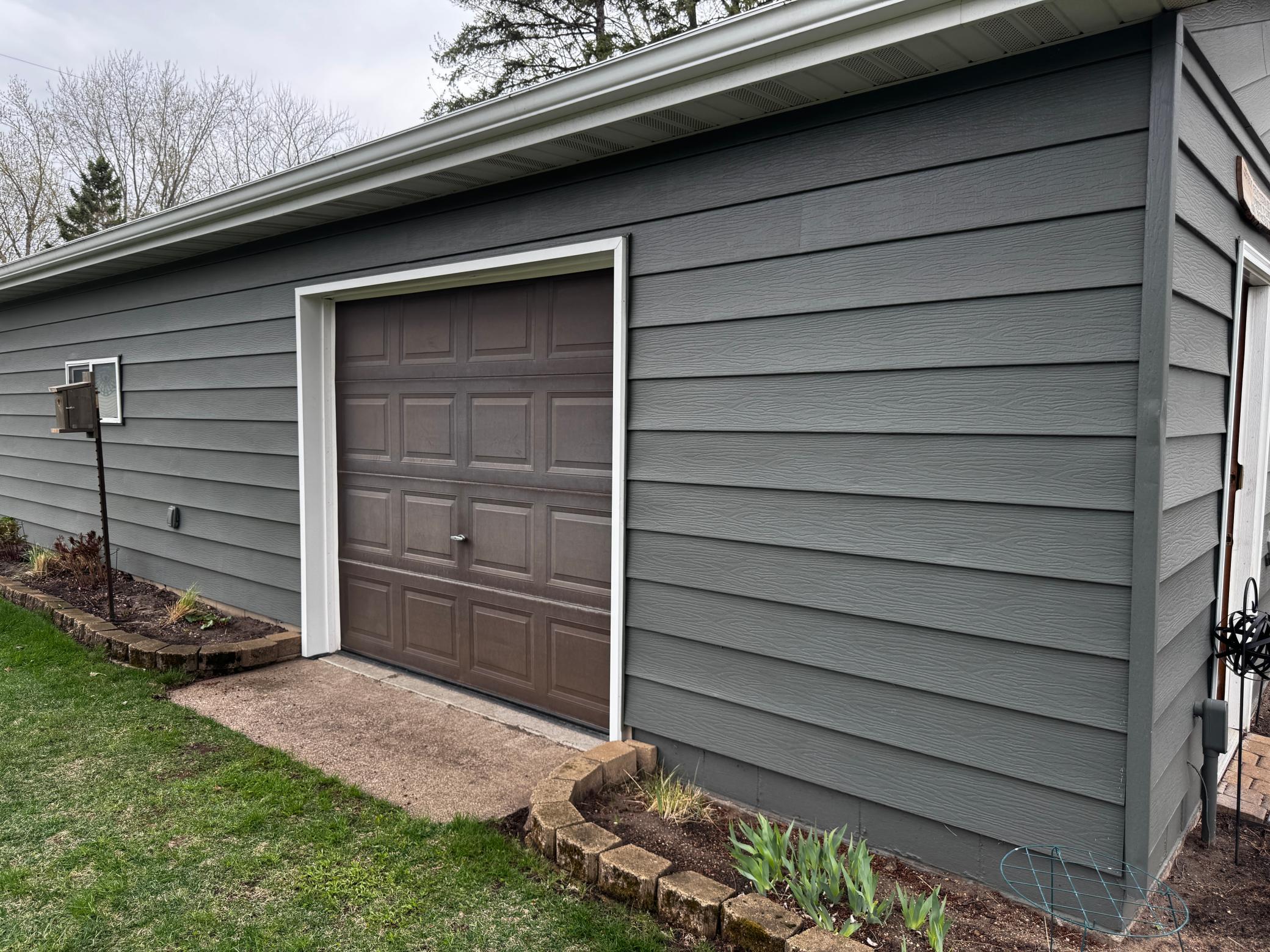 Additional access to the detached garage.