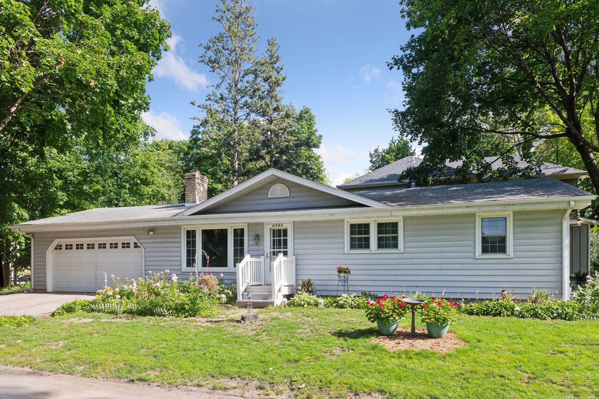 This lovely Rambler is perfectly situated on this quiet lot on Casco Point