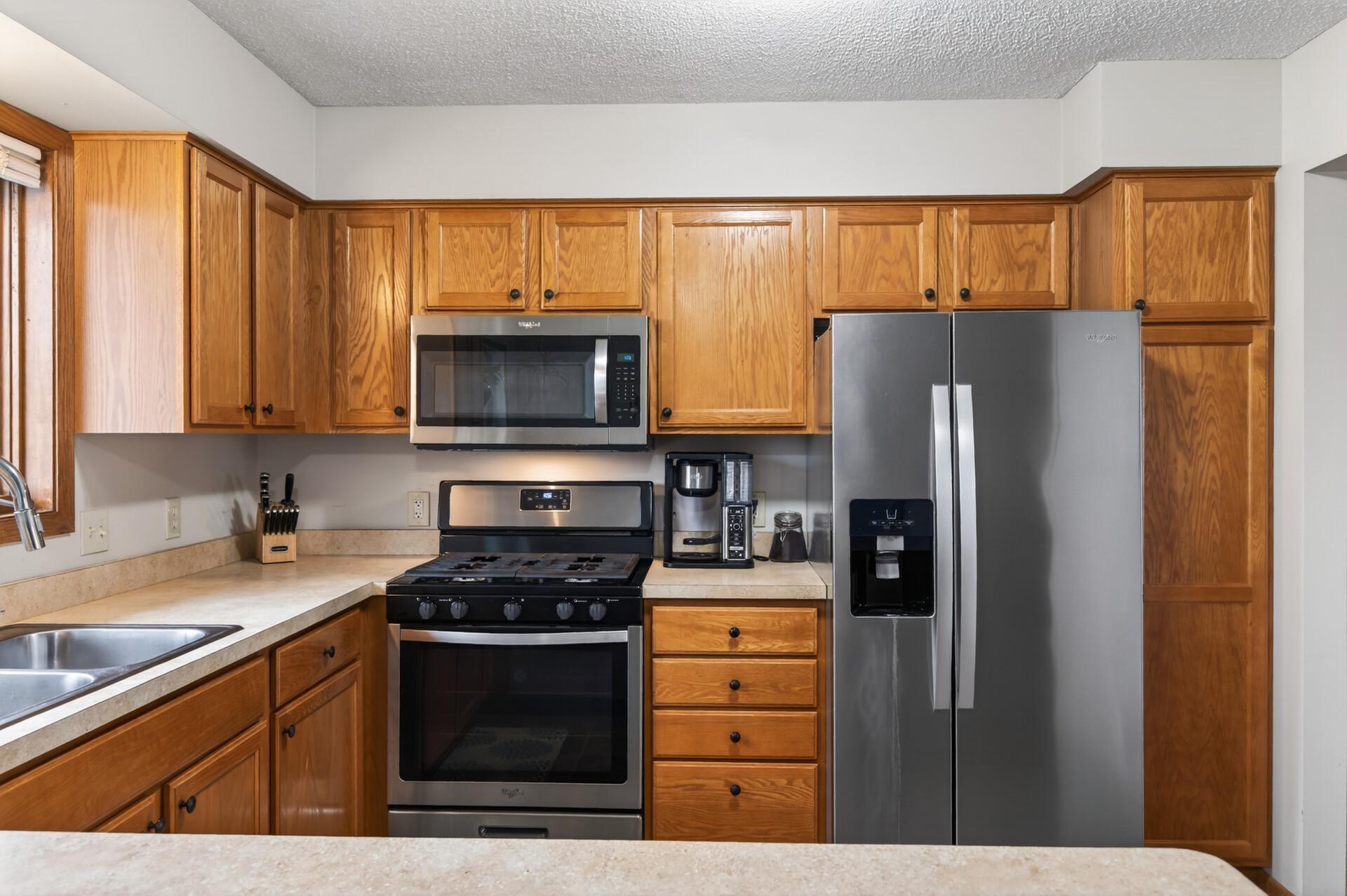Stainless appliances& raised cabinets