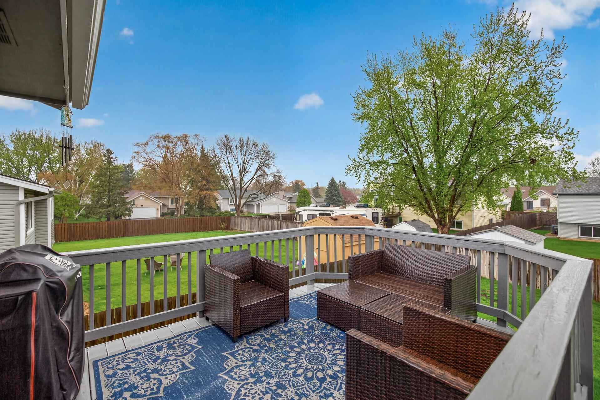 Nice Deck w/stairs to fenced yard