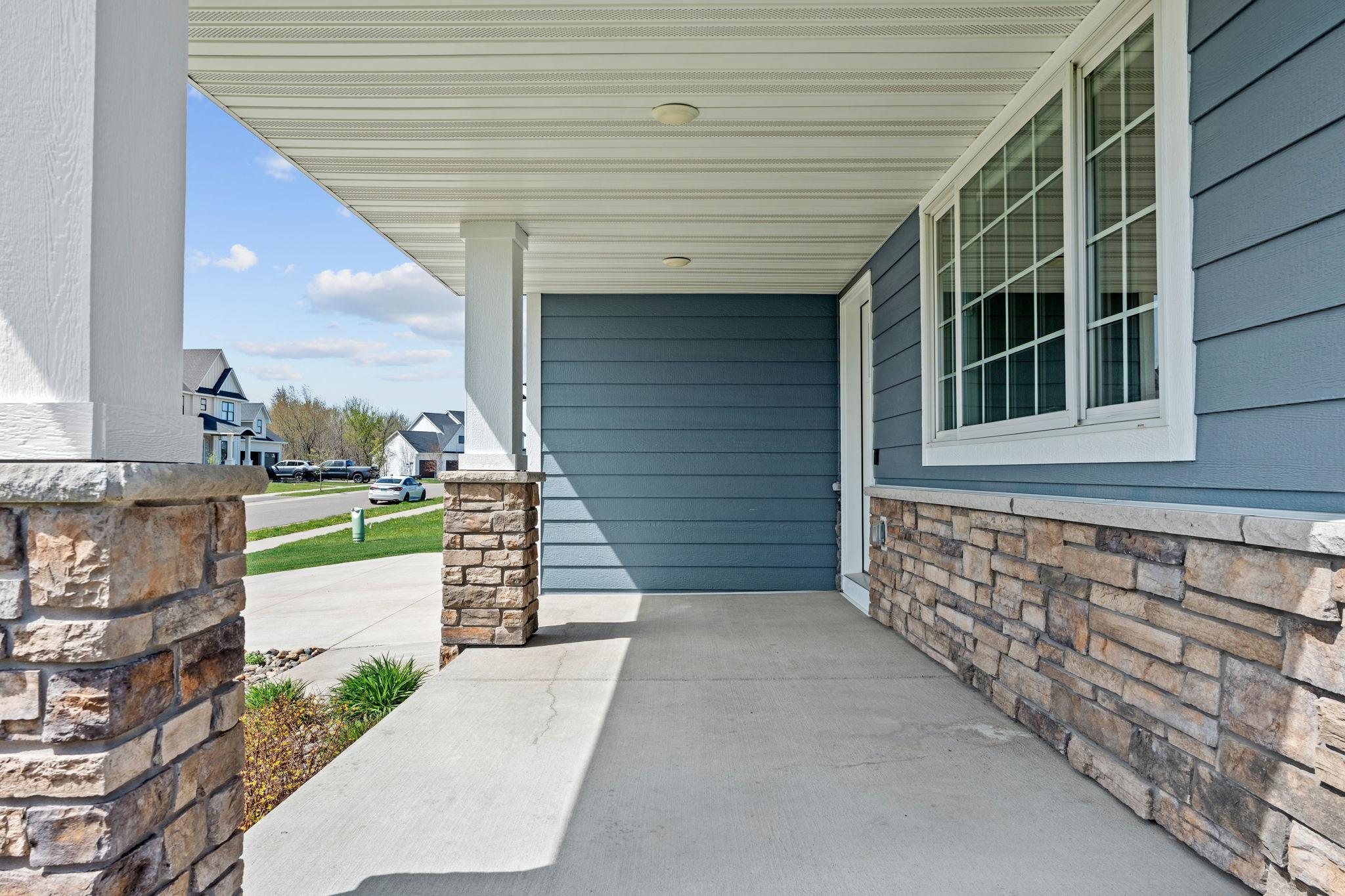 4-web-or-mls-11556 Lakewood Ct NE Exterior-4.jpg
