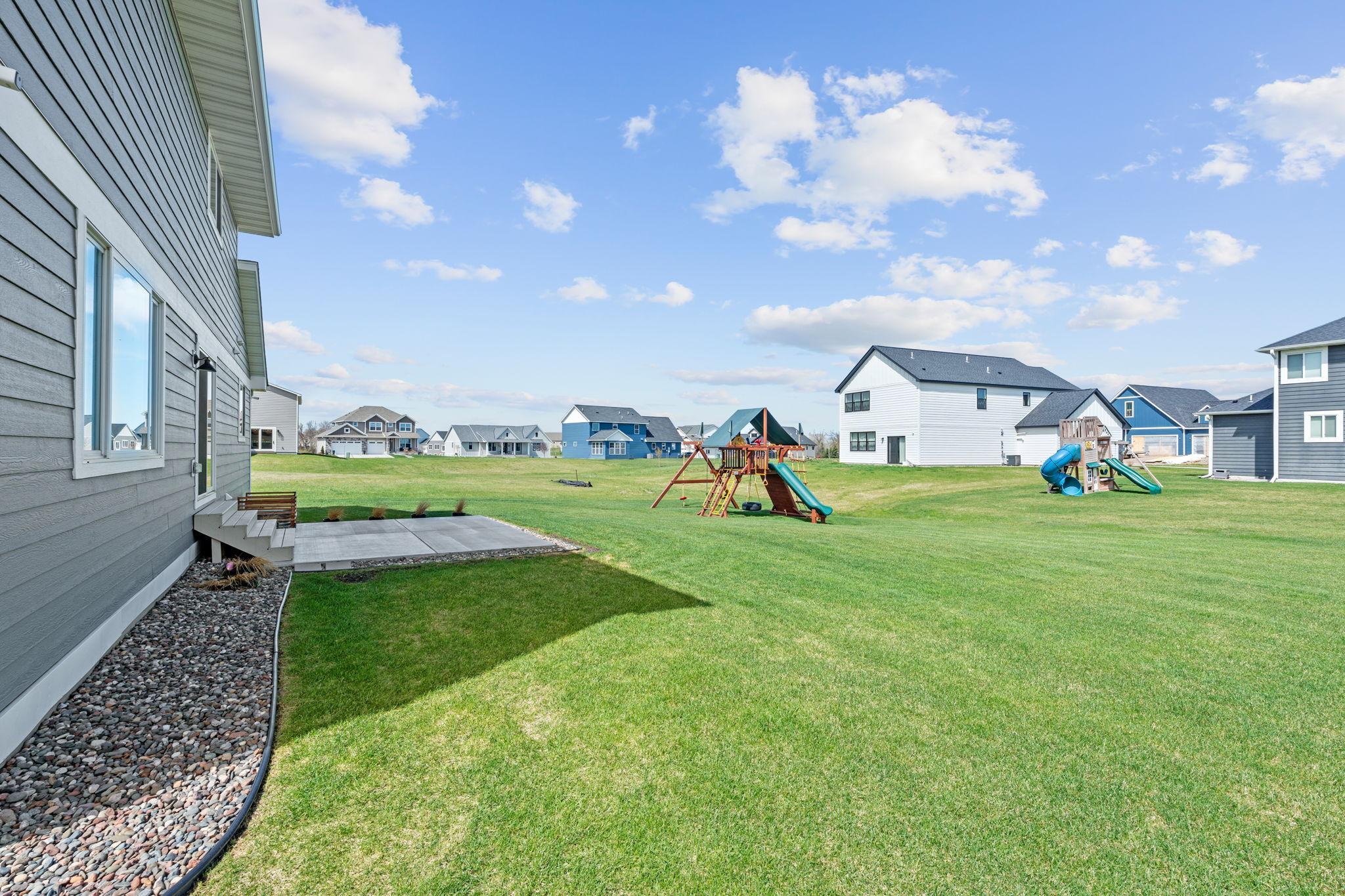 5-web-or-mls-11556 Lakewood Ct NE Exterior-5.jpg