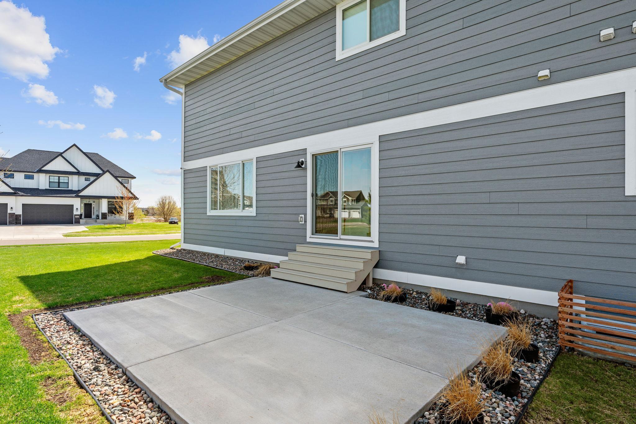 10-web-or-mls-11556 Lakewood Ct NE Exterior-10.jpg