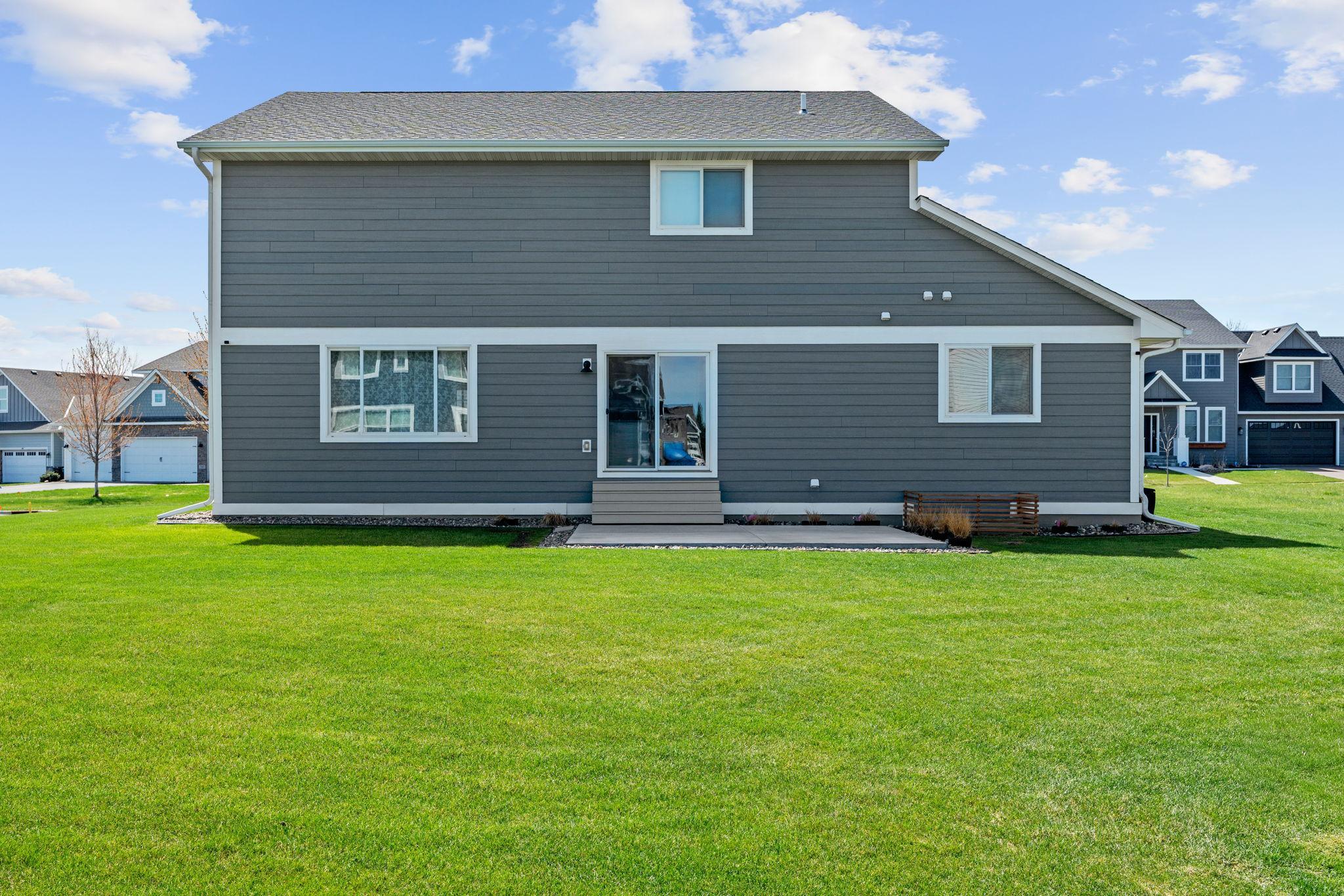 8-web-or-mls-11556 Lakewood Ct NE Exterior-8.jpg