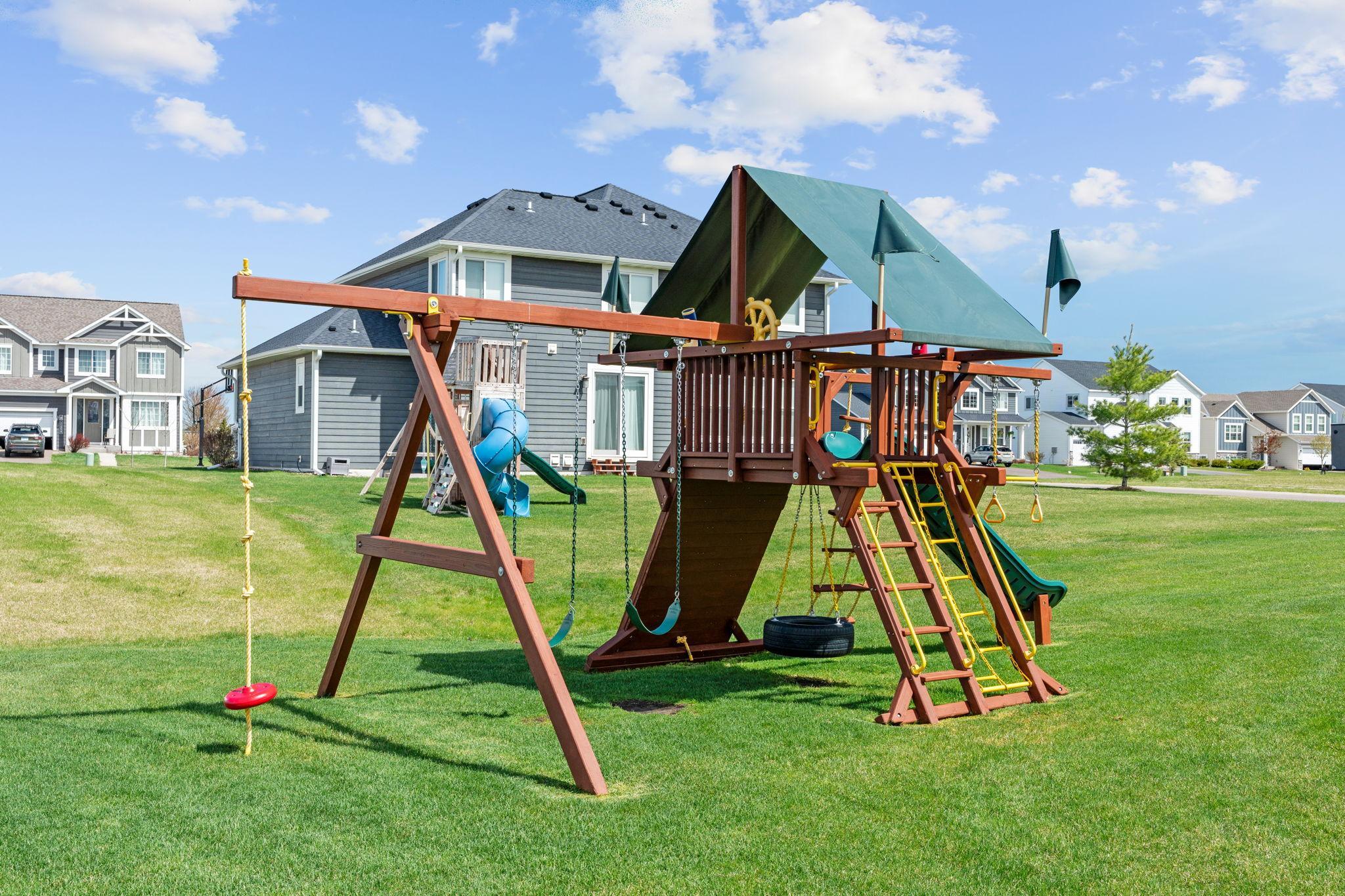 9-web-or-mls-11556 Lakewood Ct NE Exterior-9.jpg