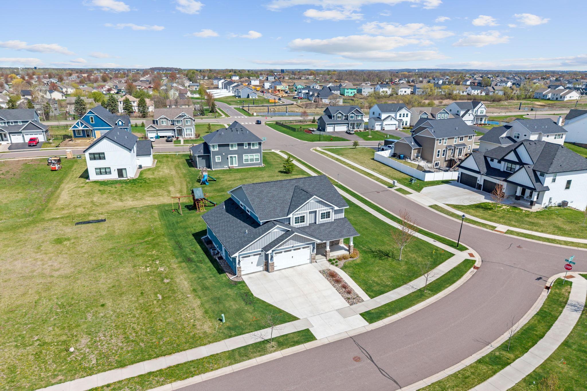 11-web-or-mls-11556 Lakewood Ct NE Exterior-11.jpg