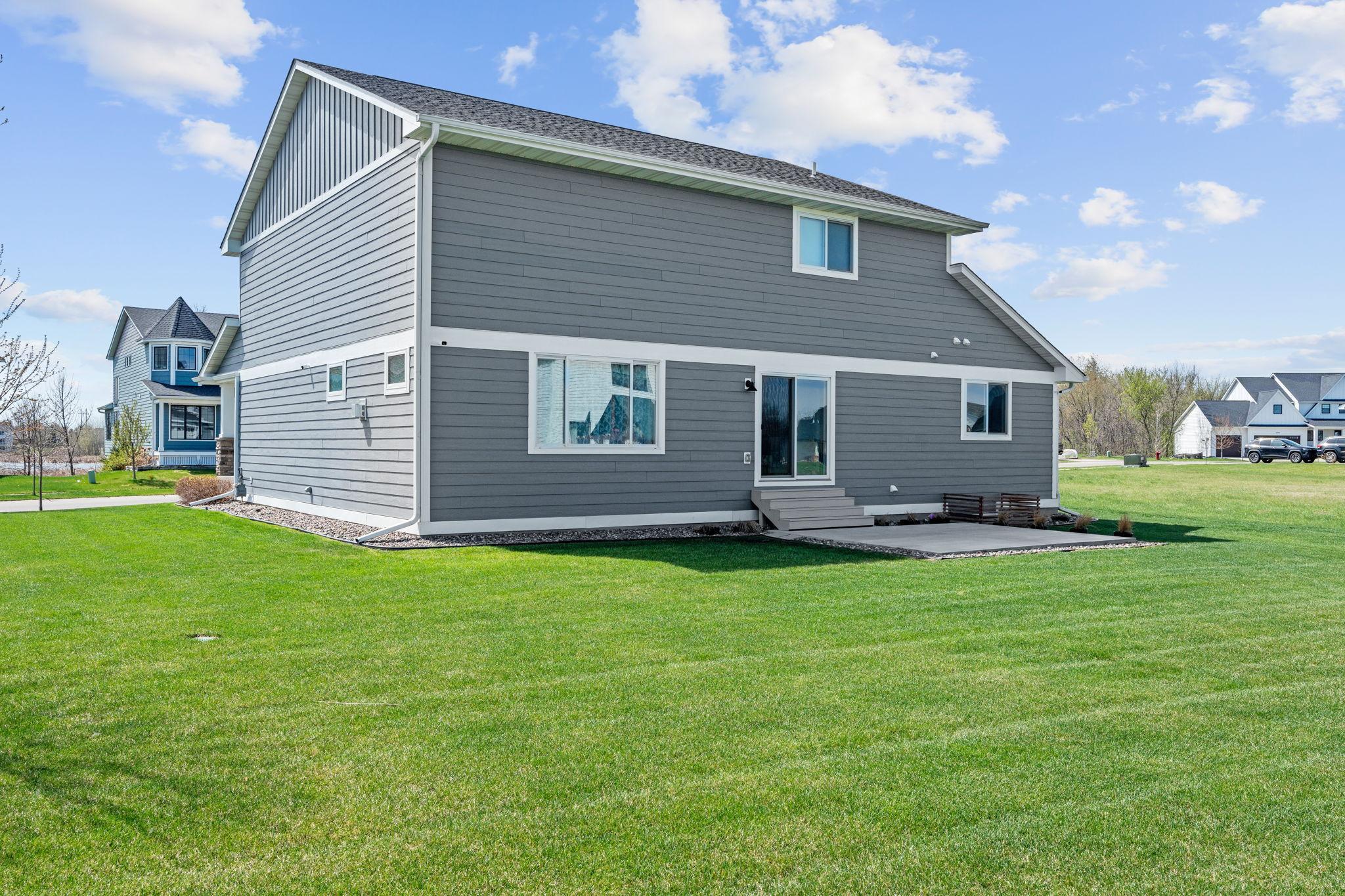 7-web-or-mls-11556 Lakewood Ct NE Exterior-7.jpg