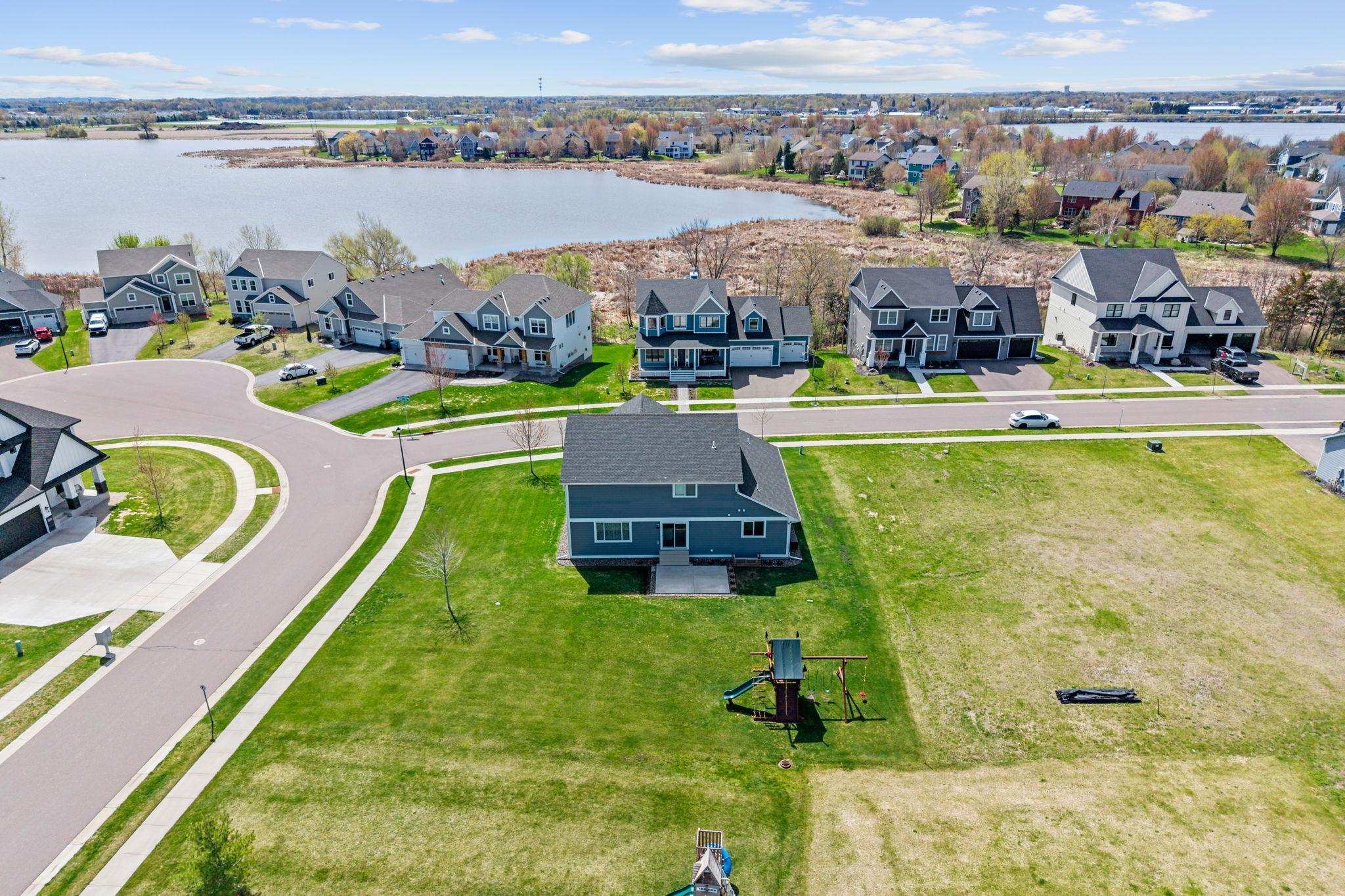 17-web-or-mls-11556 Lakewood Ct NE Exterior-17.jpg
