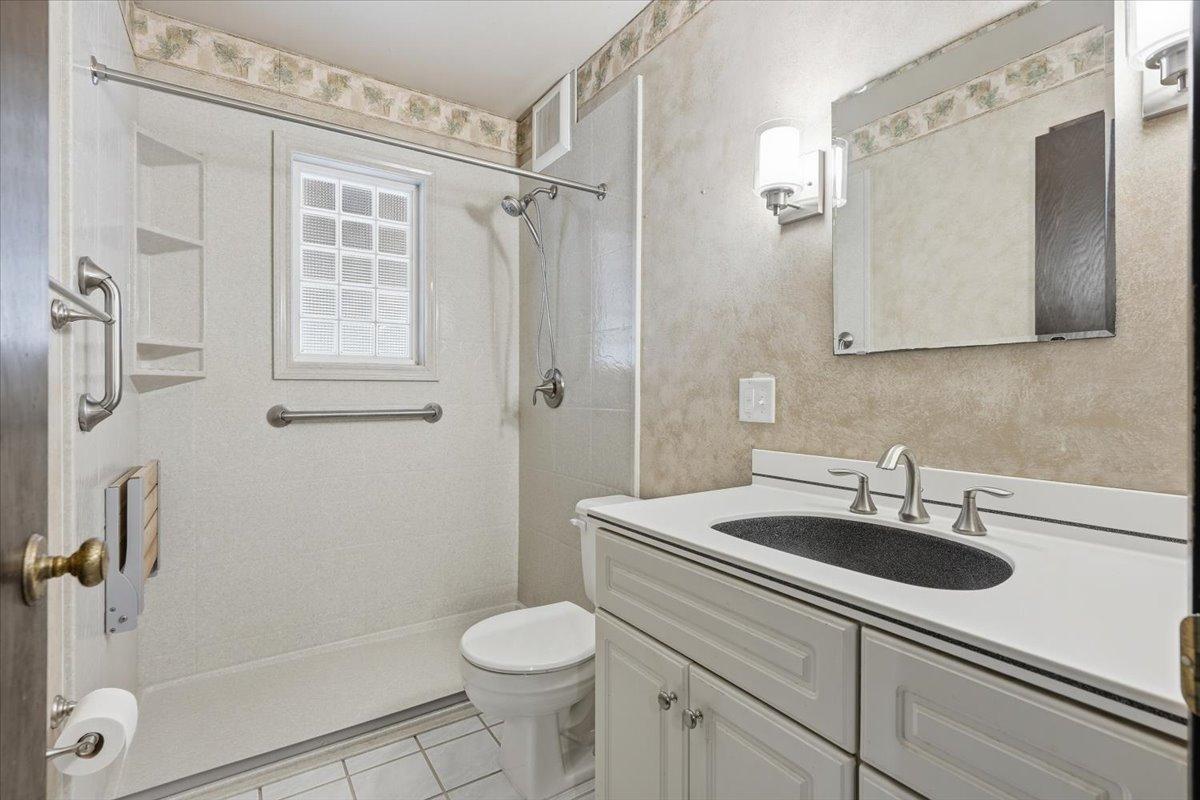 13-Bathroom 2.jpg
