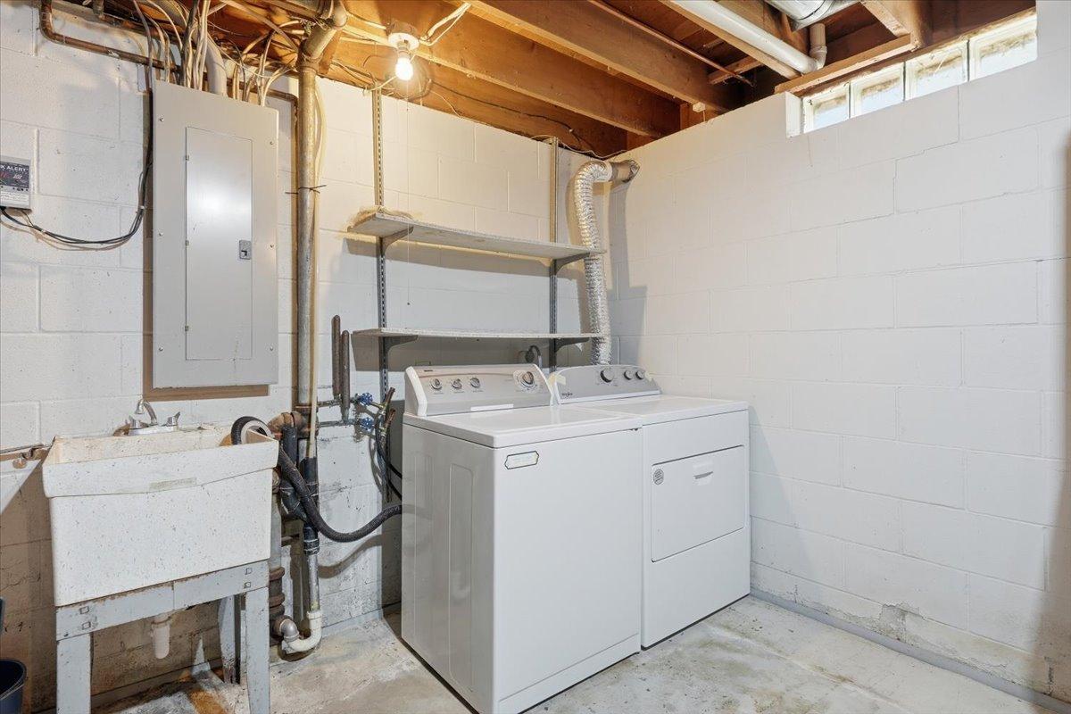 15-Laundry Room.jpg