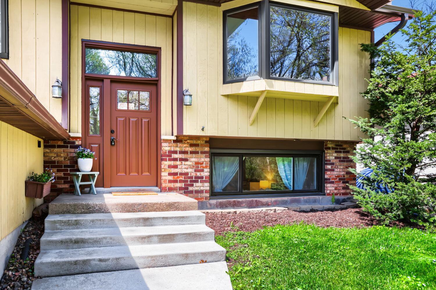461 mystic st - Web Quality - 001 - 01 Exterior Front.jpg