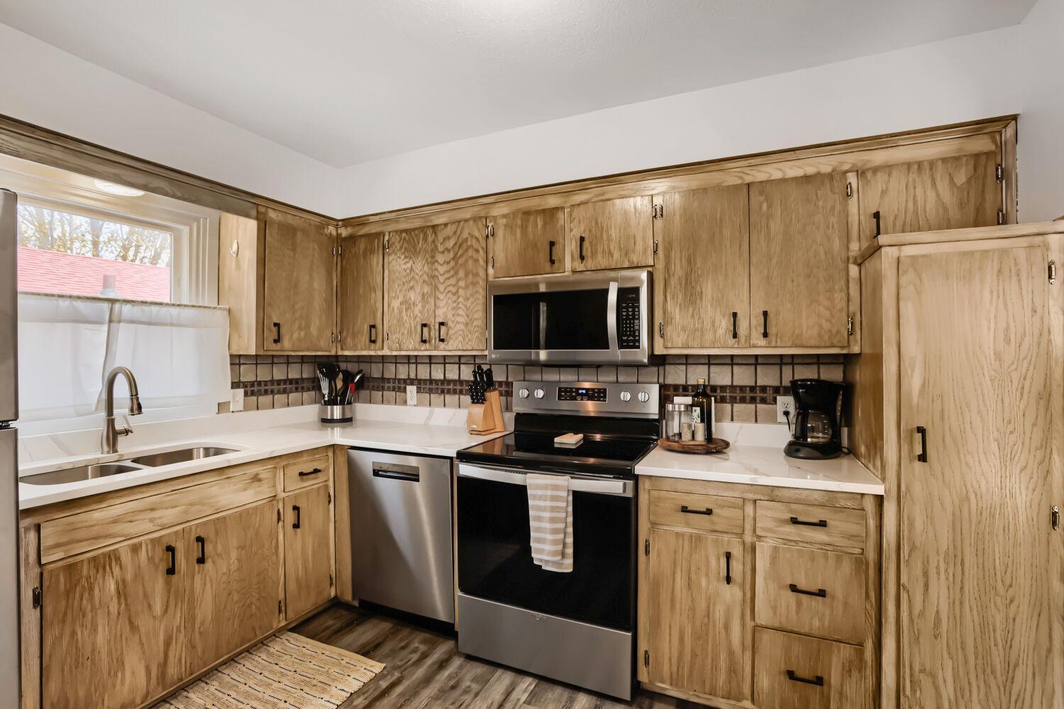 461 mystic st - Web Quality - 008 - 08 Kitchen.jpg