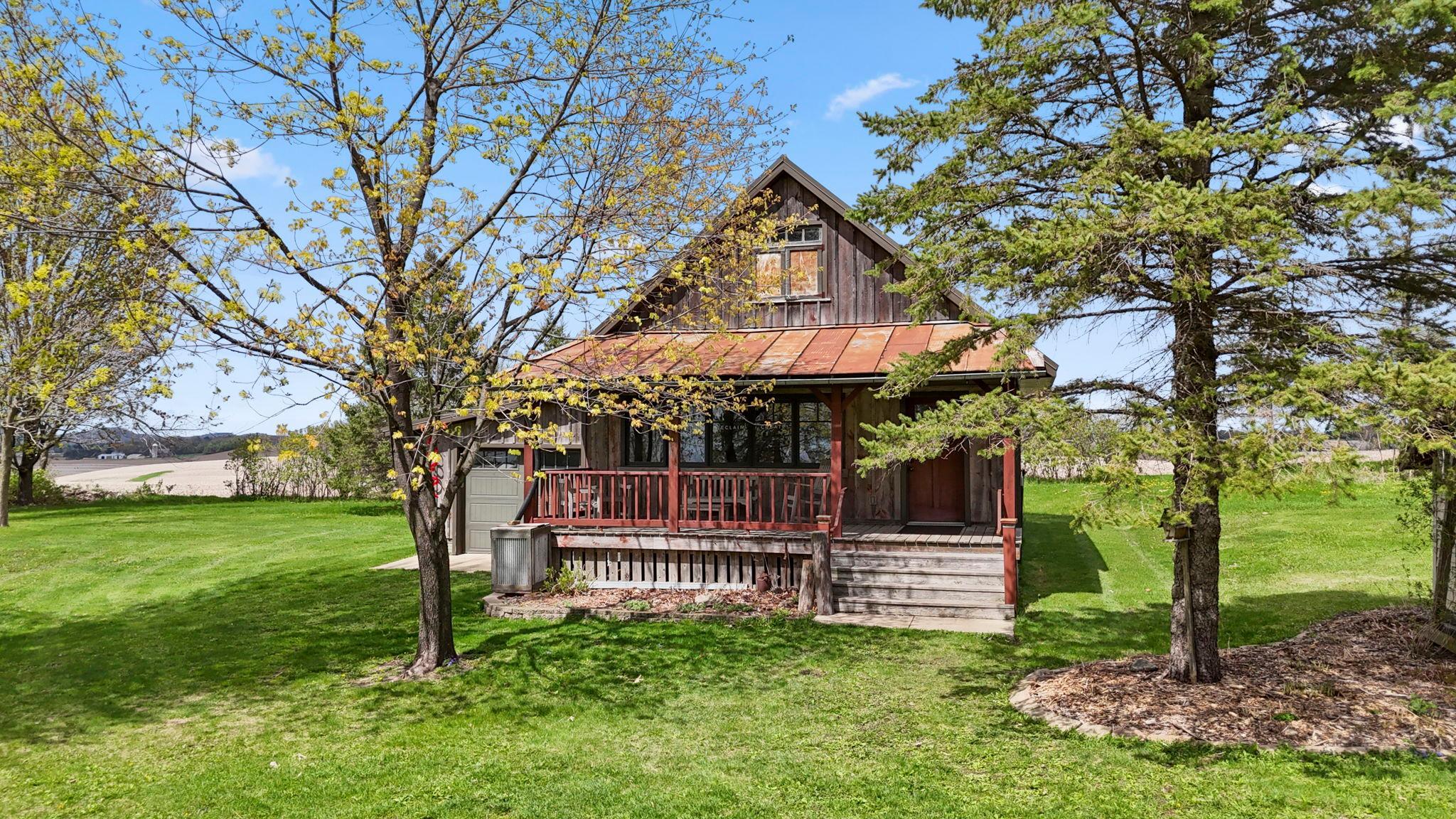 Flexible detached space perfect for a workshop, studio, hobby room, or entertaining area.