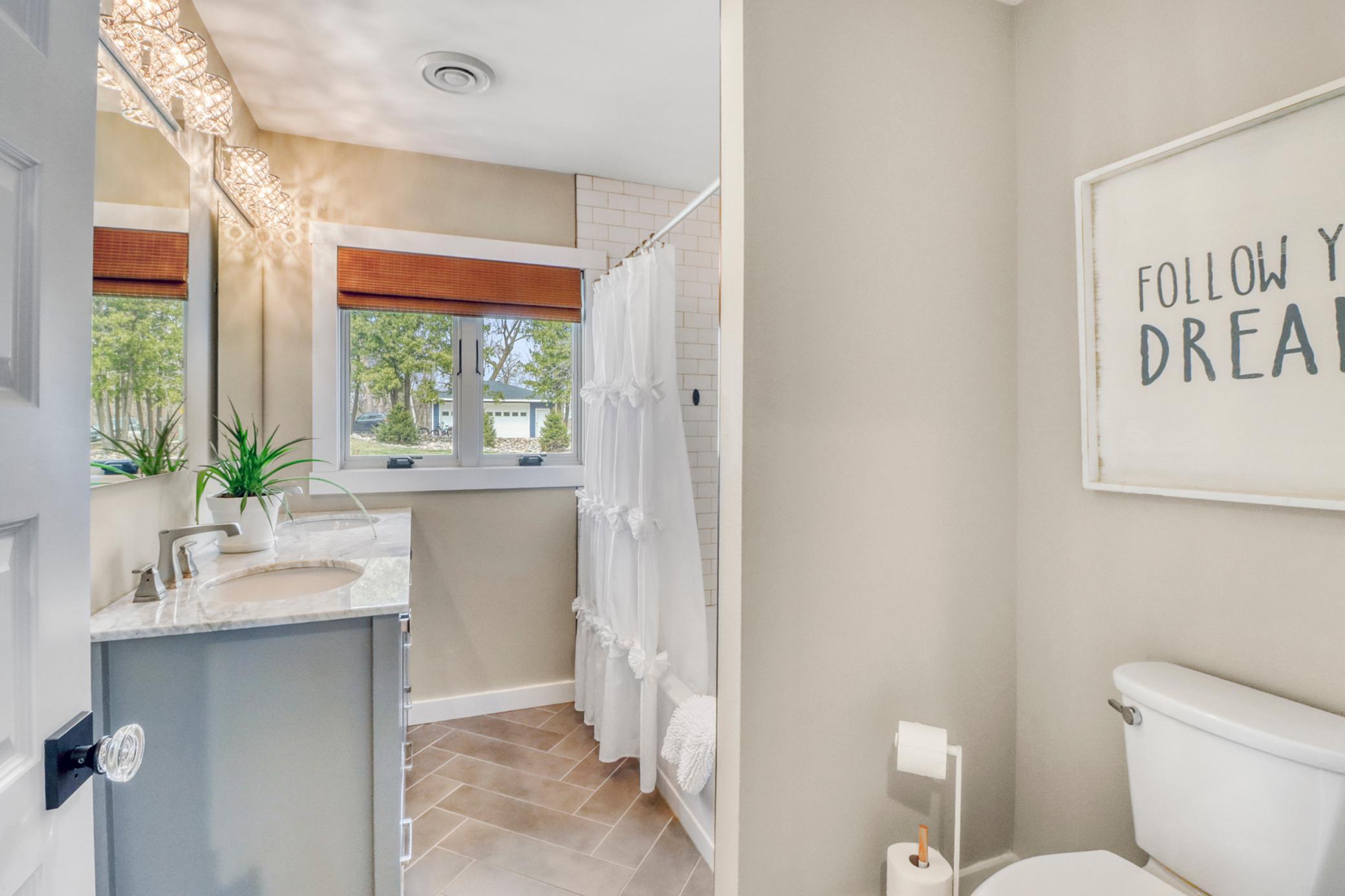 Bathroom - mainfloor