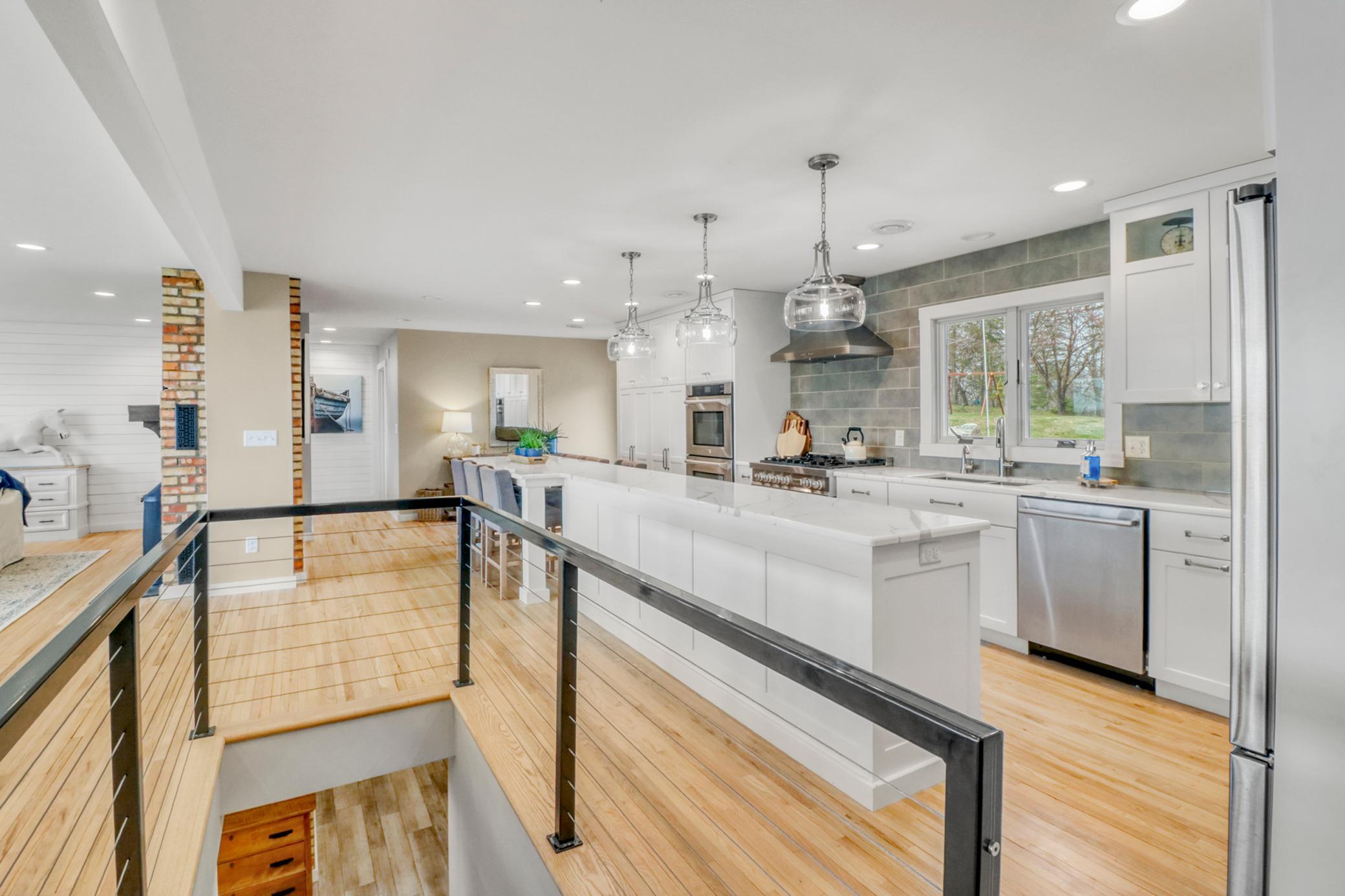 Kitchen/entrance to lower level