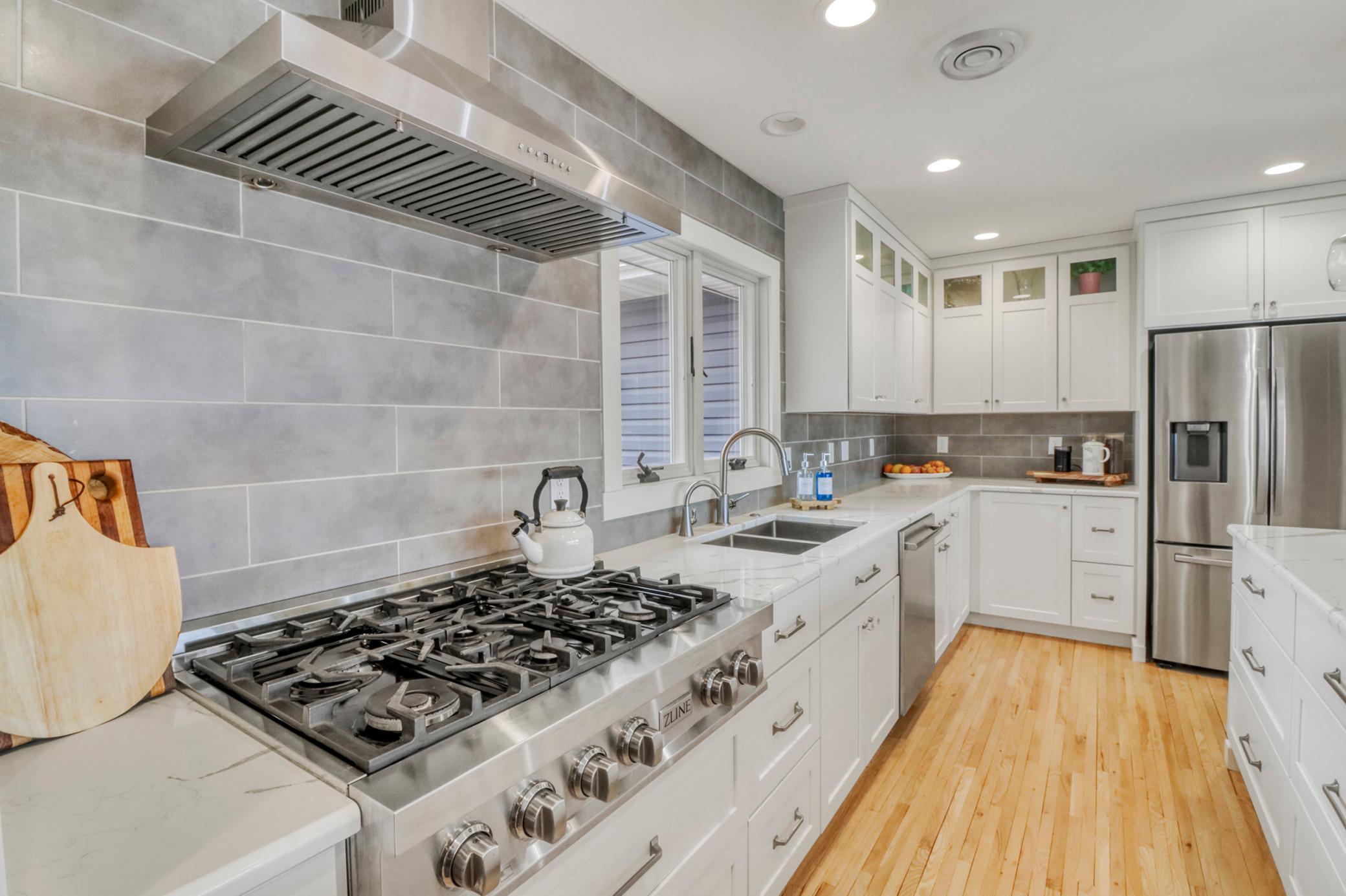Gas range + vent hood