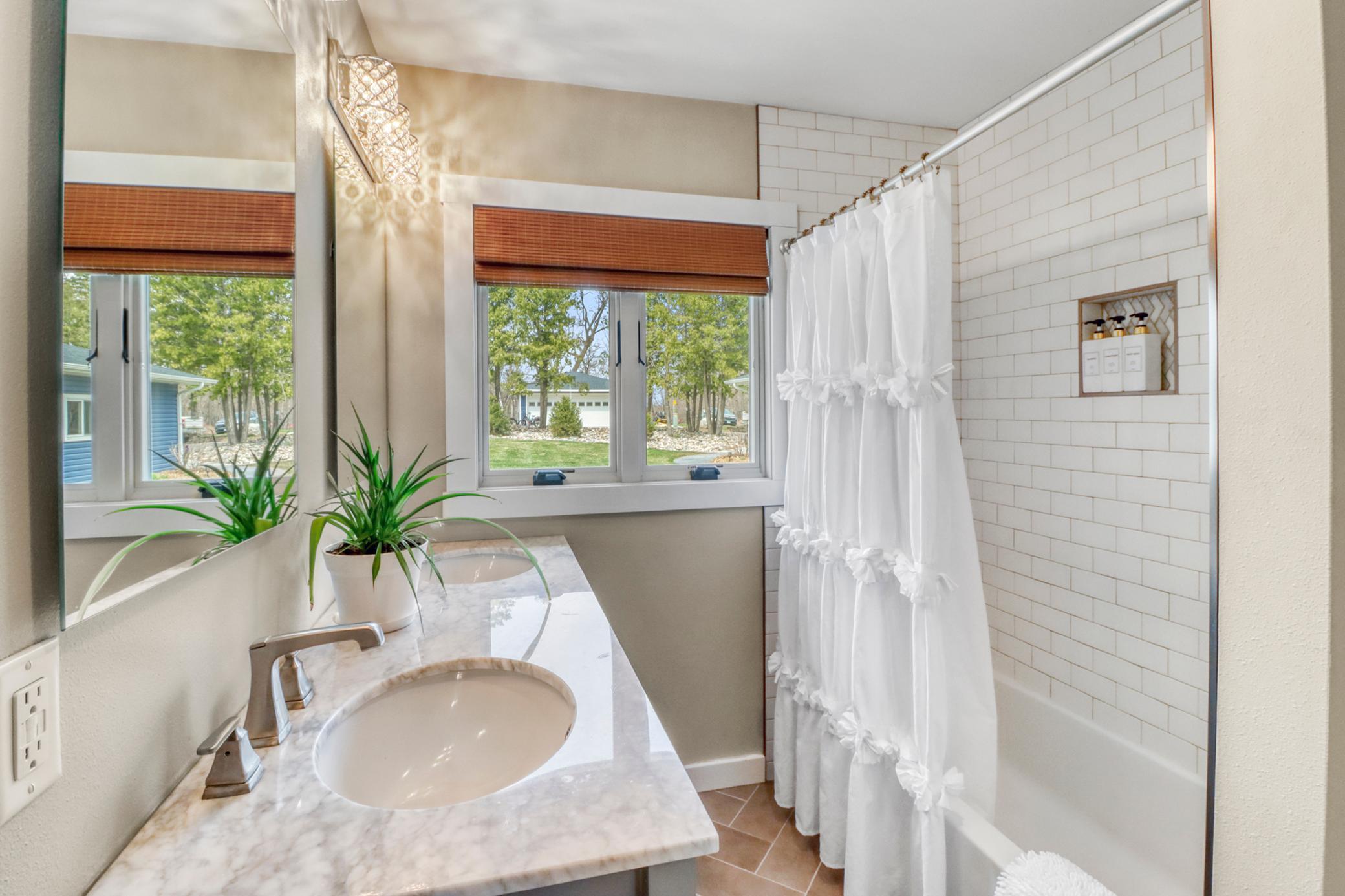 Bathroom -mainfloor