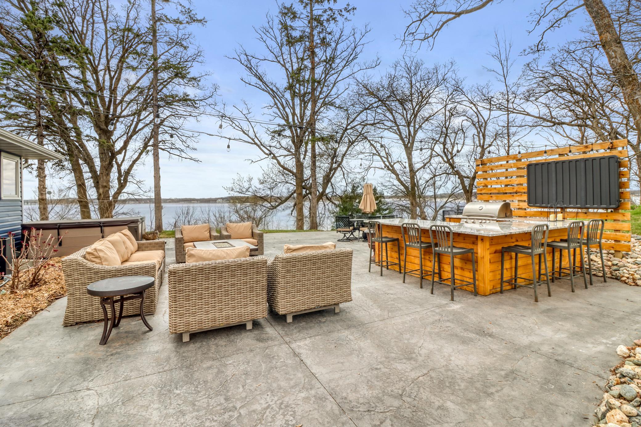 Outdoor Kitchen w/ stamped concrete patio