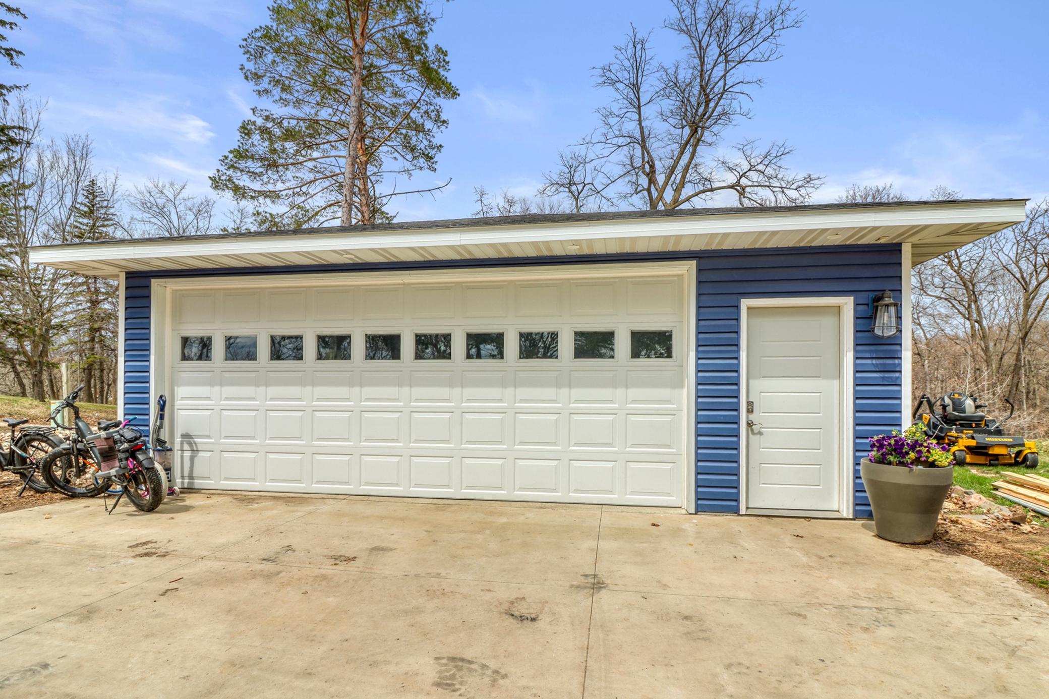 Detached 2-stall