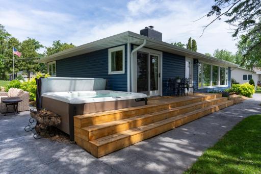 Primary suite hot tub + patio