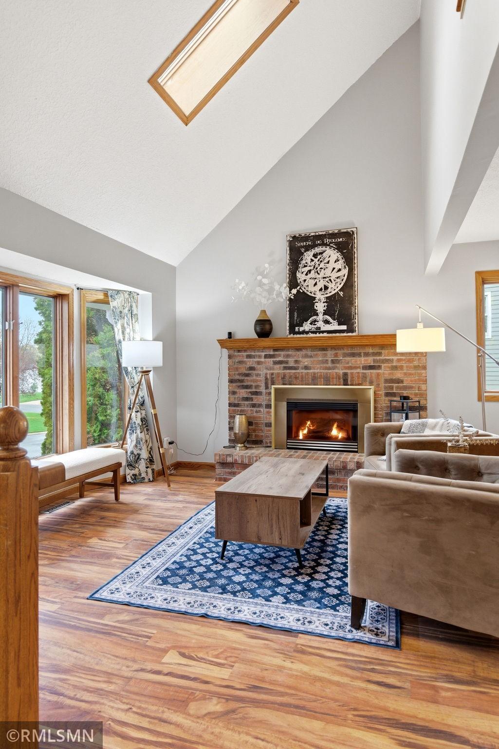 FrontRoomGasFireplace.jpg