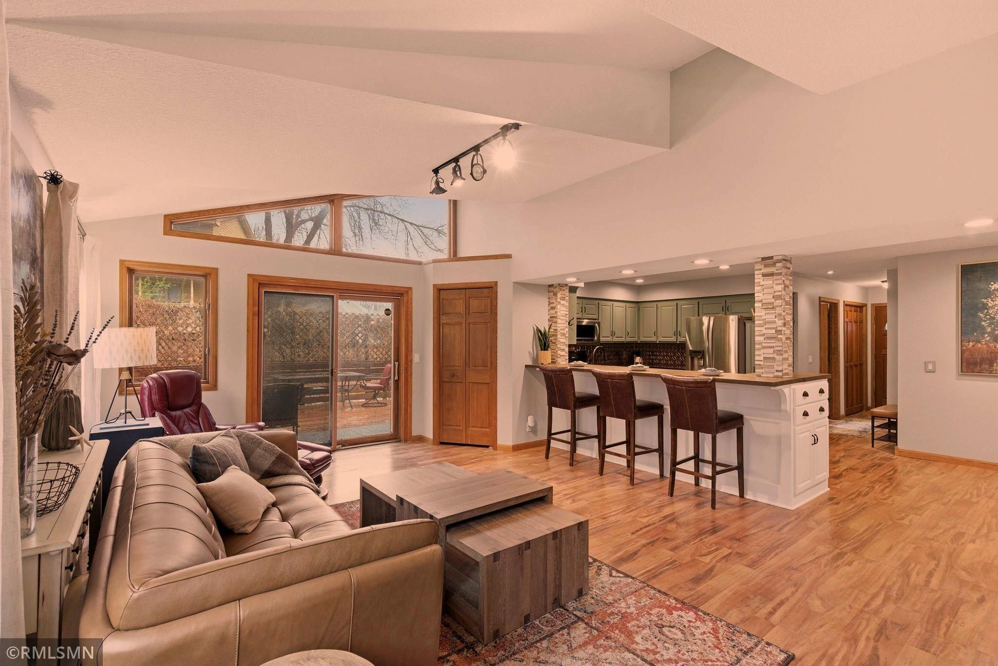 FamilyRoomFacingKitchen_e.jpg