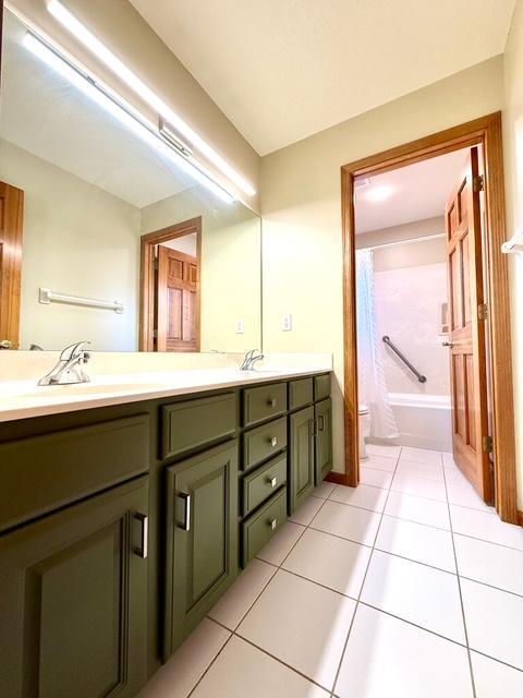 Upper level full bath for guests.