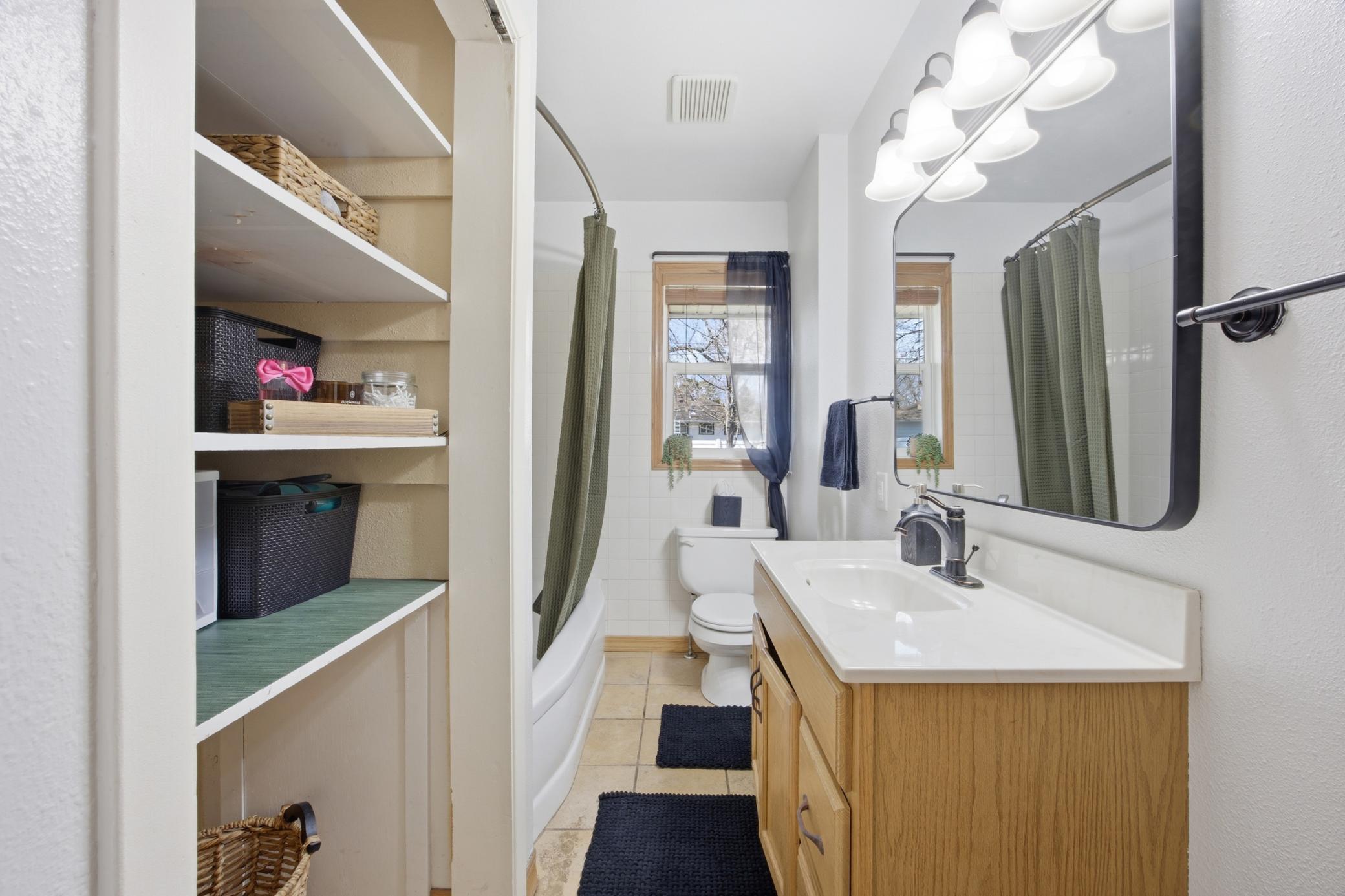 Full Bathroom (main)