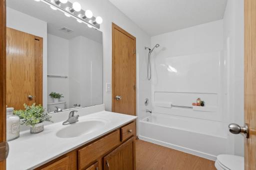 Upper level full bath with walk through to the primary bedroom