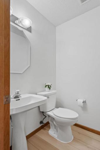Main level 1/2 bath