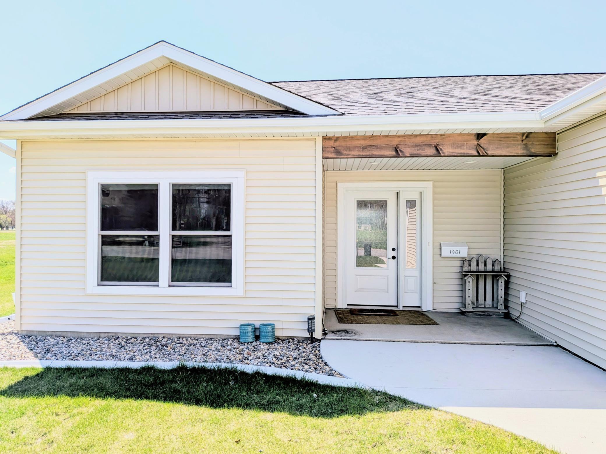 Front Porch - NO STAIRS!