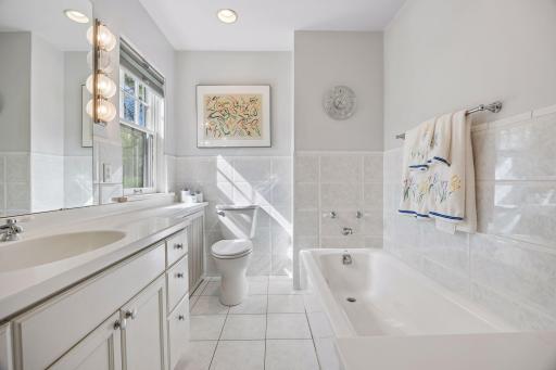 Primary ensuite w/tub and 3/4 walk-in shower
