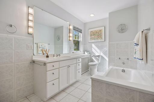 Primary ensuite w/tub and 3/4 walk-in shower