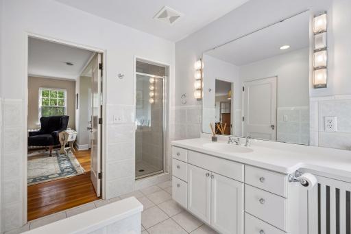 Primary ensuite w/tub and 3/4 walk-in shower