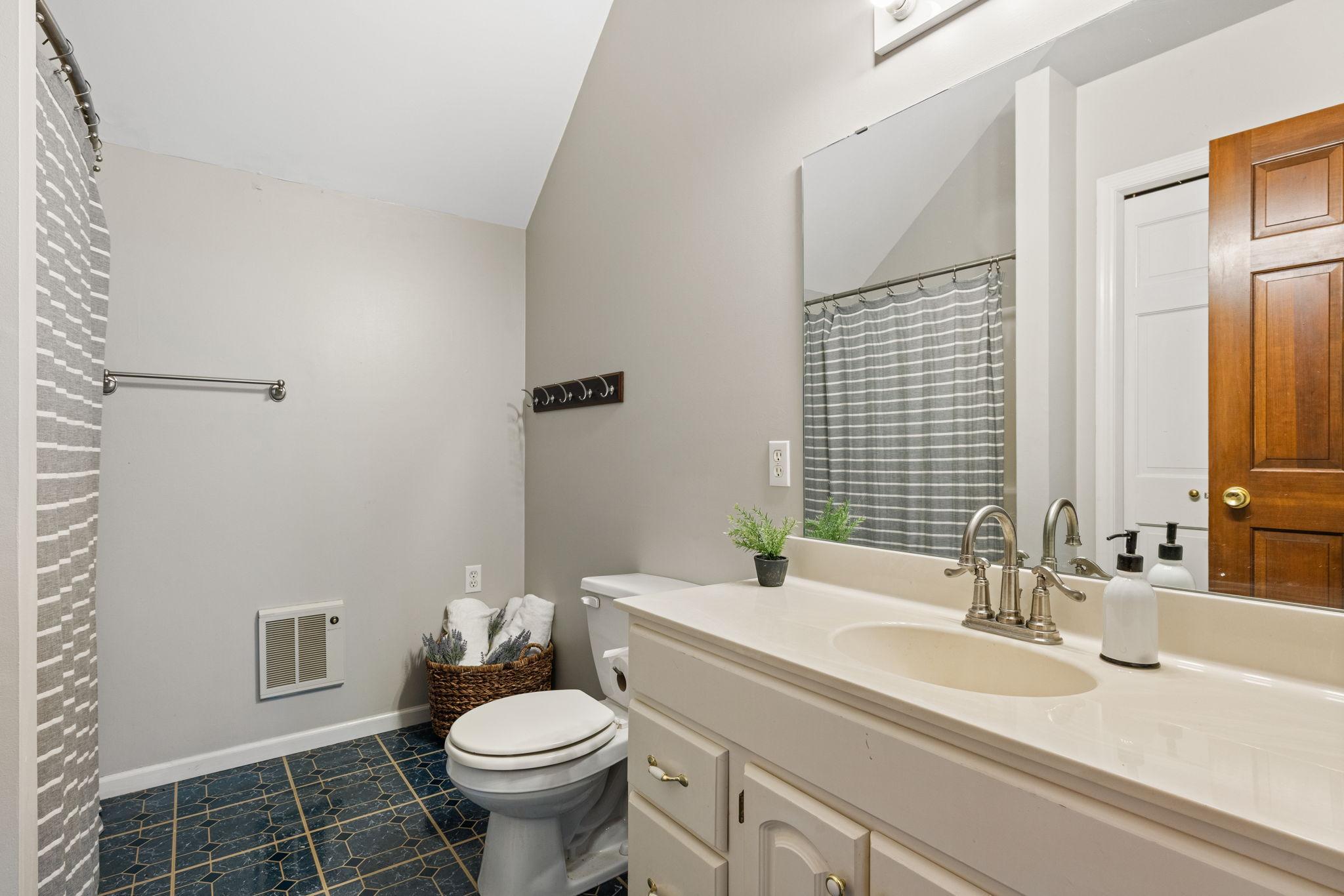 Upper level fullbath