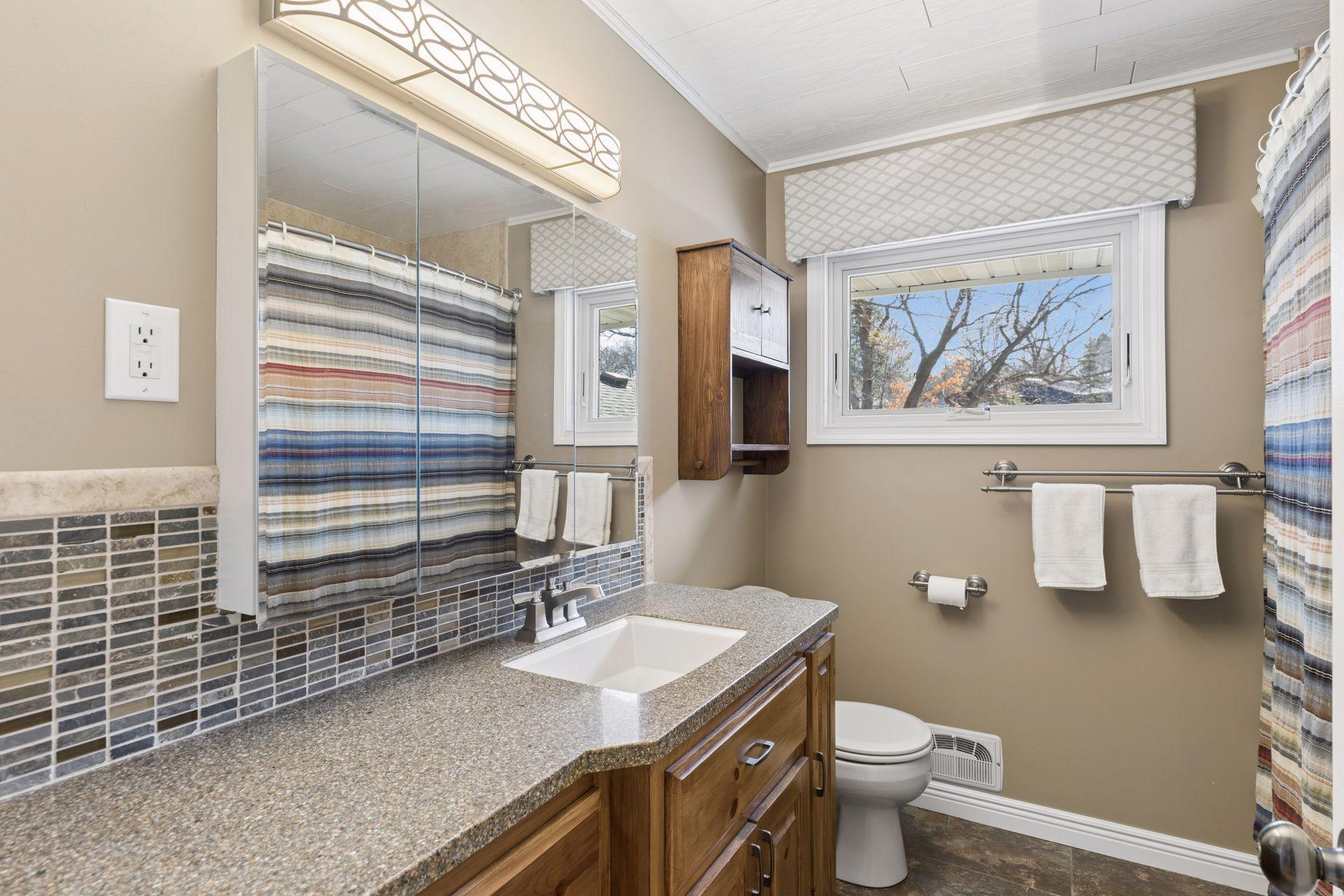 The upper level full bathroom.