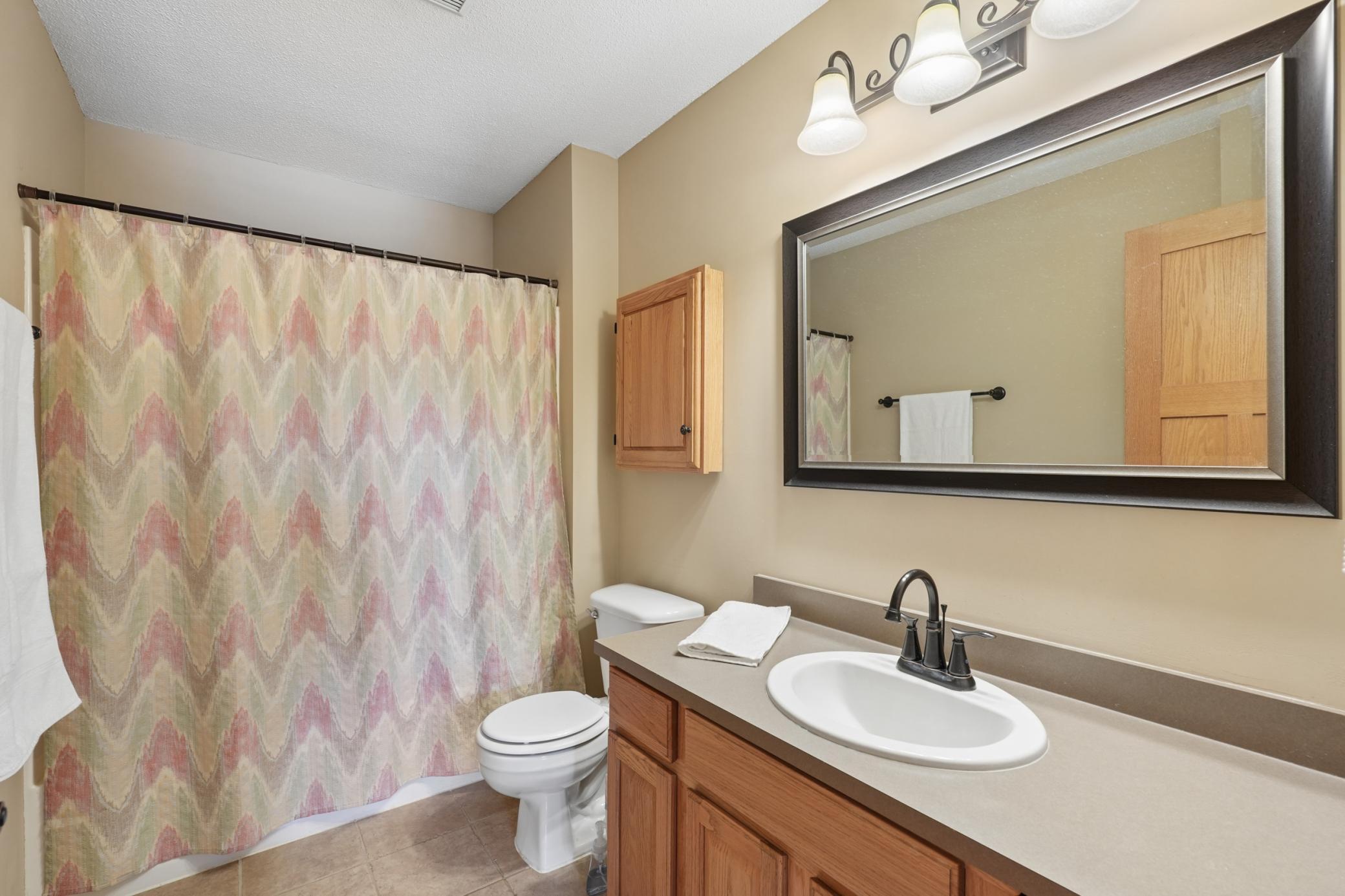 Upper level full bath.