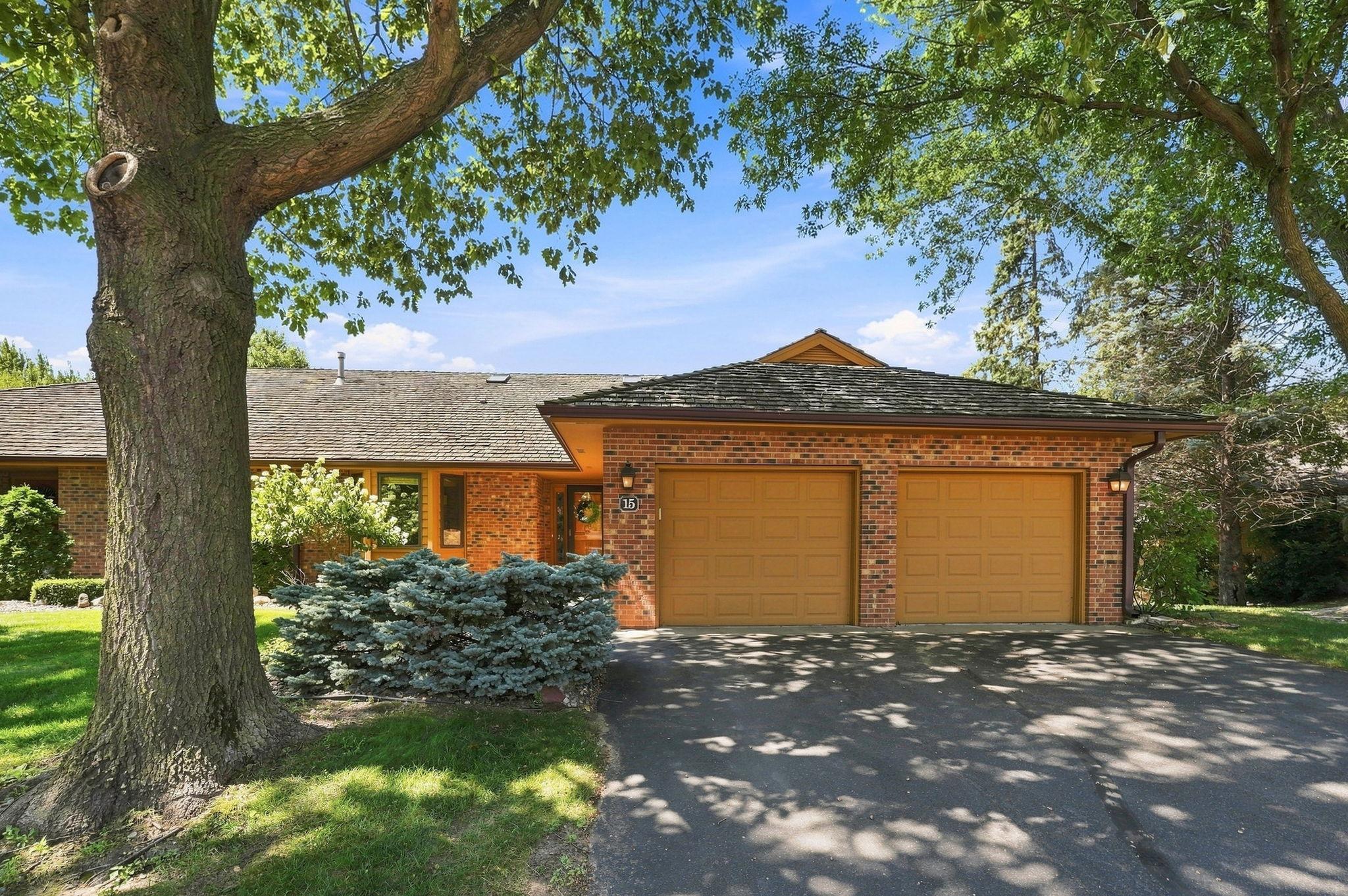 Welcome to this one level townhome in North Oaks!